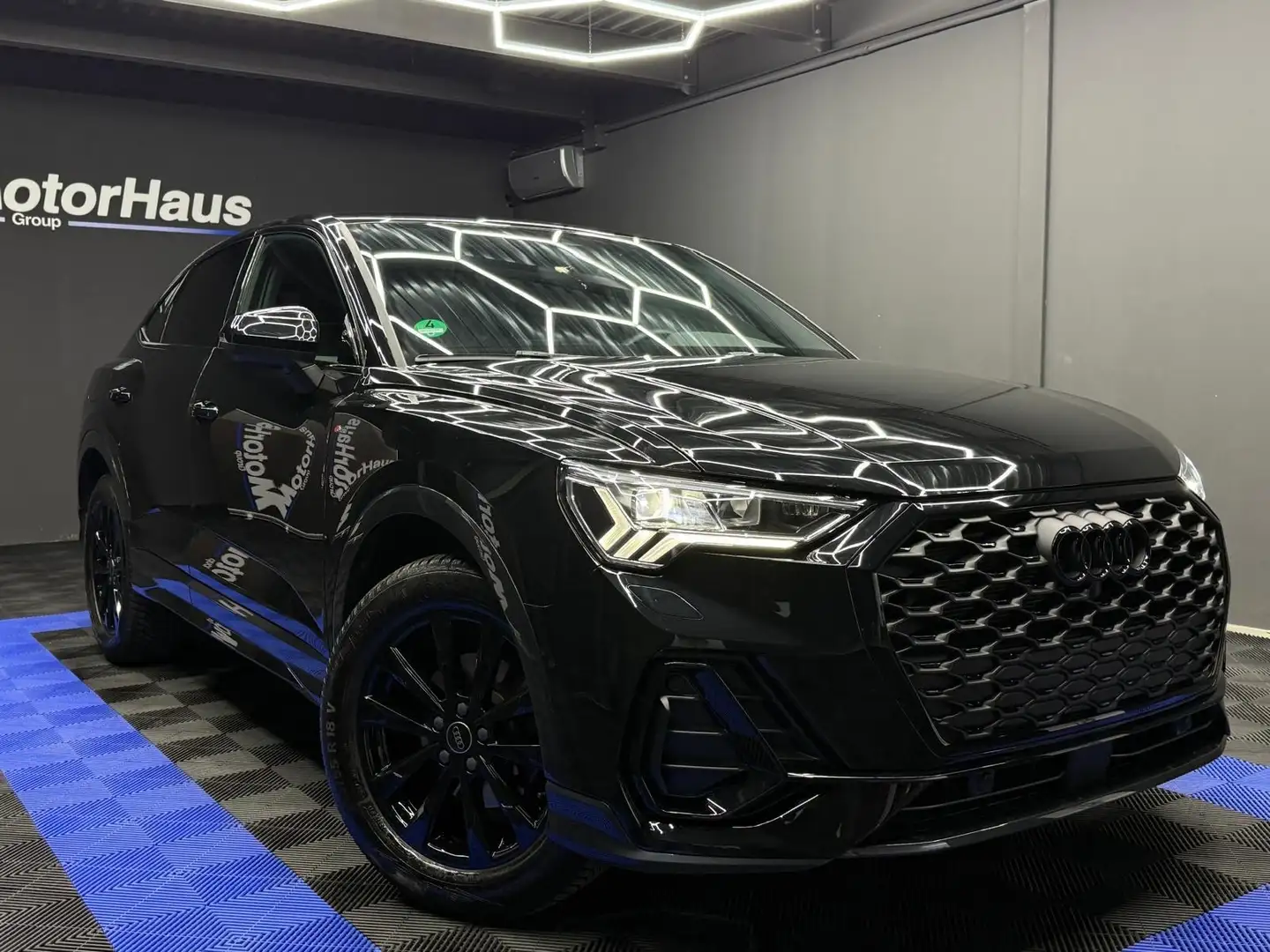 Audi Q3 Sportback 35 1.5 tfsi S line edition Zwart - 1