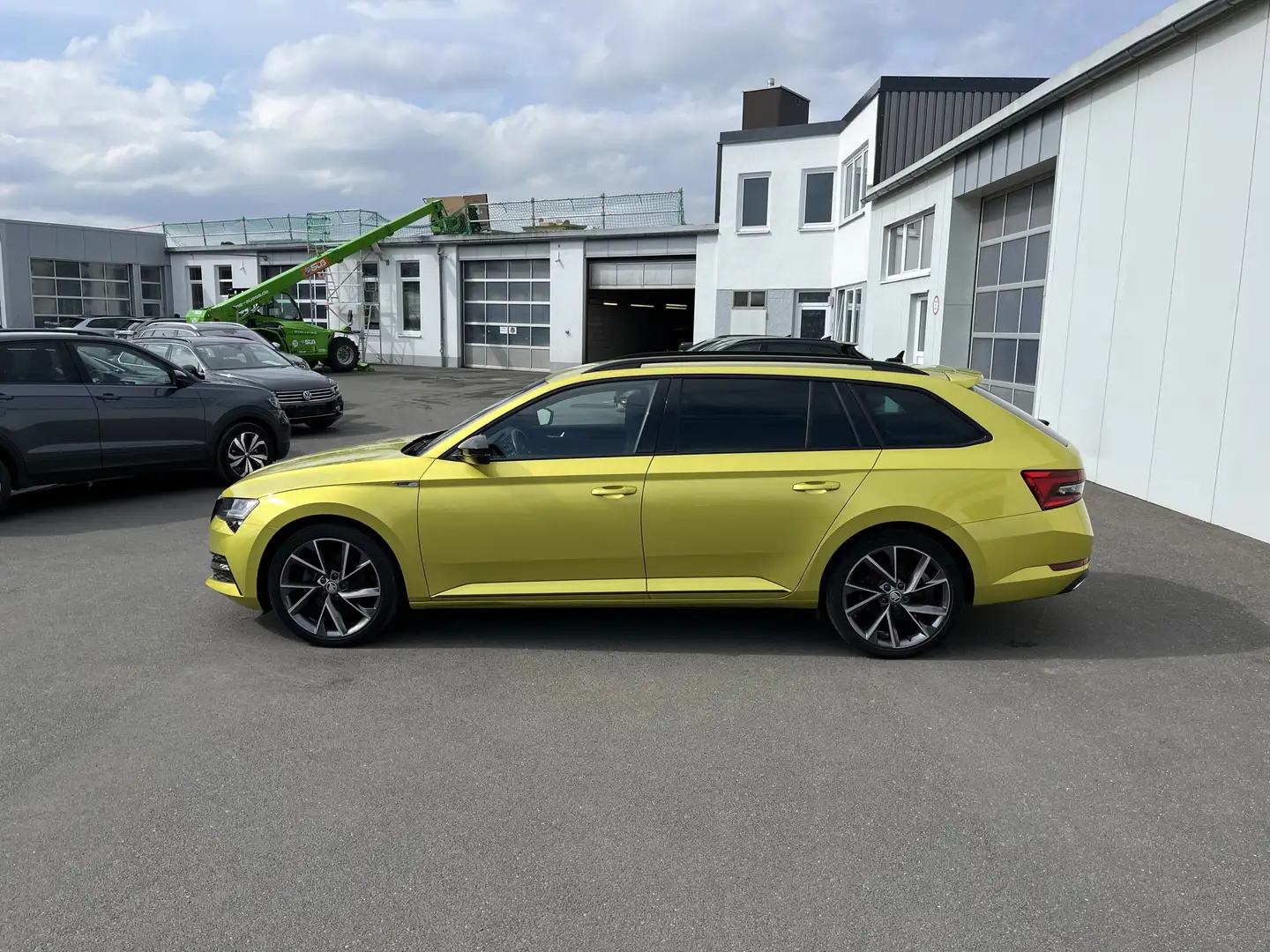 Skoda Superb Combi 1.4 TSI e-Hybrid Sportline 181€ m. 20% Anz Gelb - 2