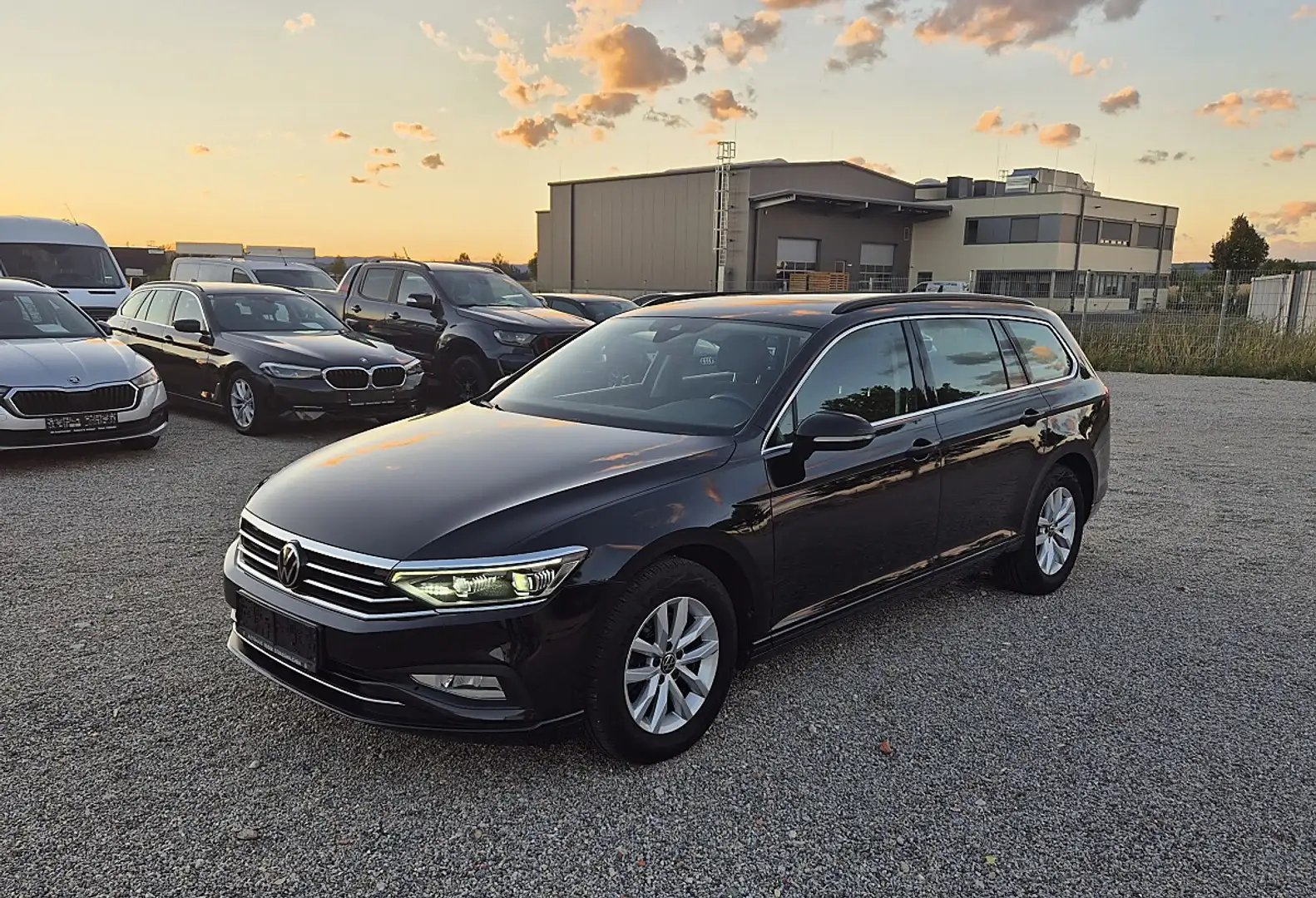 Volkswagen Passat Variant Business 2,0 SCR TDI DSG Schwarz - 1