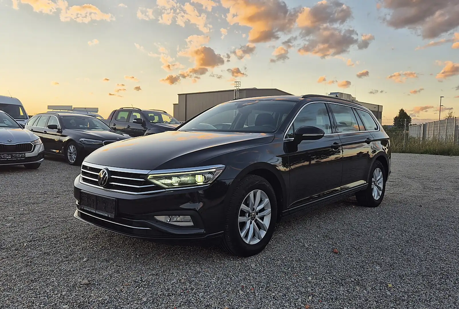 Volkswagen Passat Variant Business 2,0 SCR TDI DSG Schwarz - 2