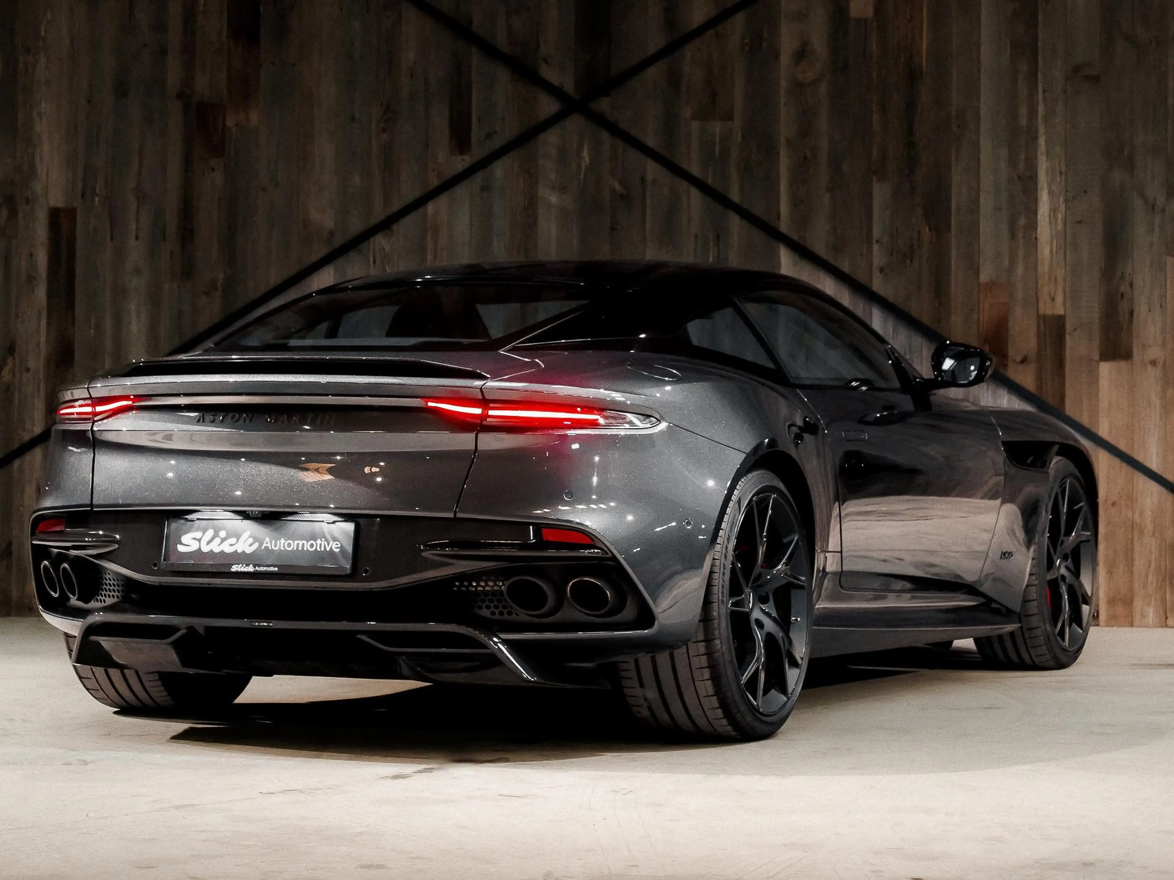 Aston Martin DBS Superleggera — photo 4
