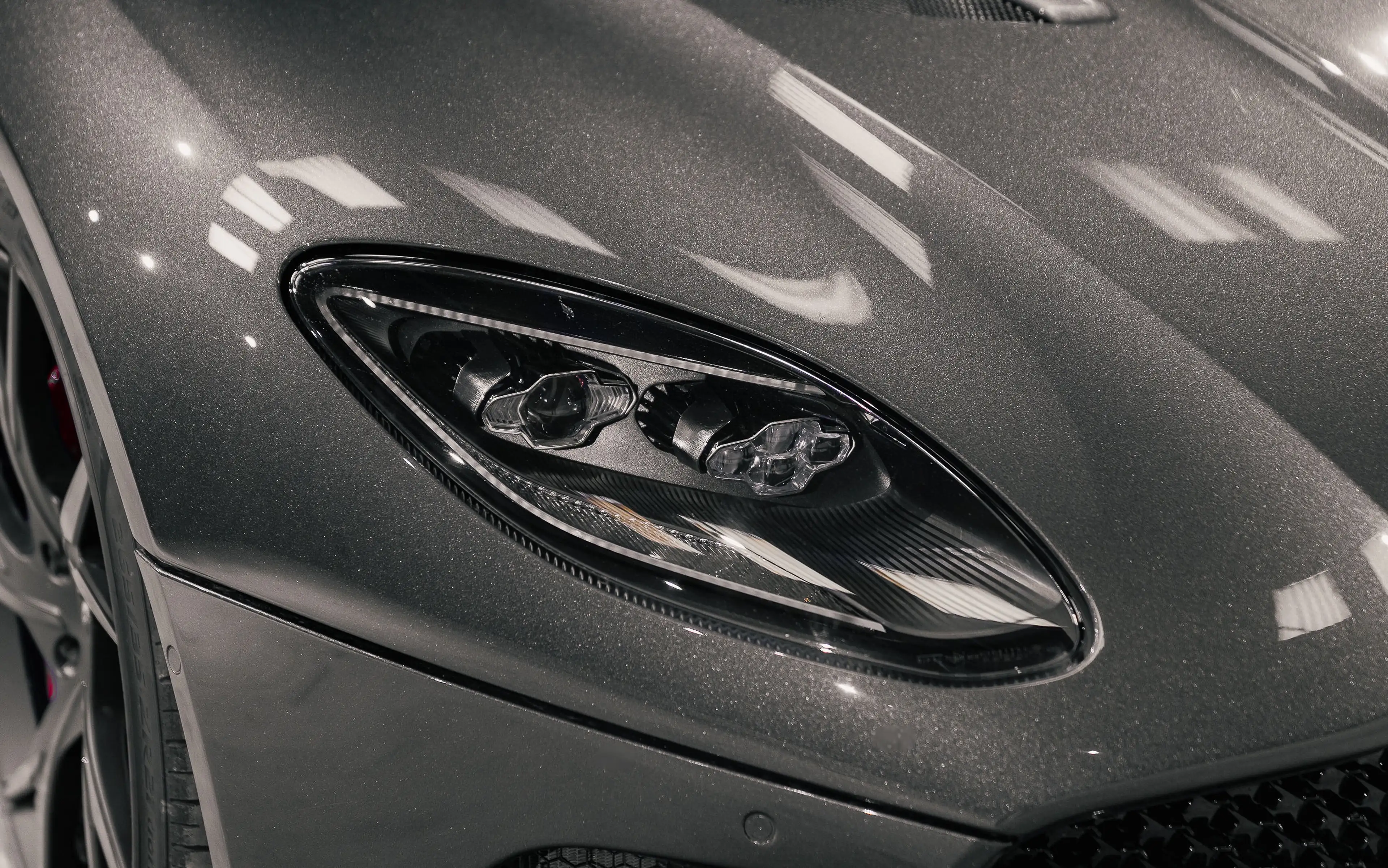 Aston Martin DBS Superleggera — photo 9