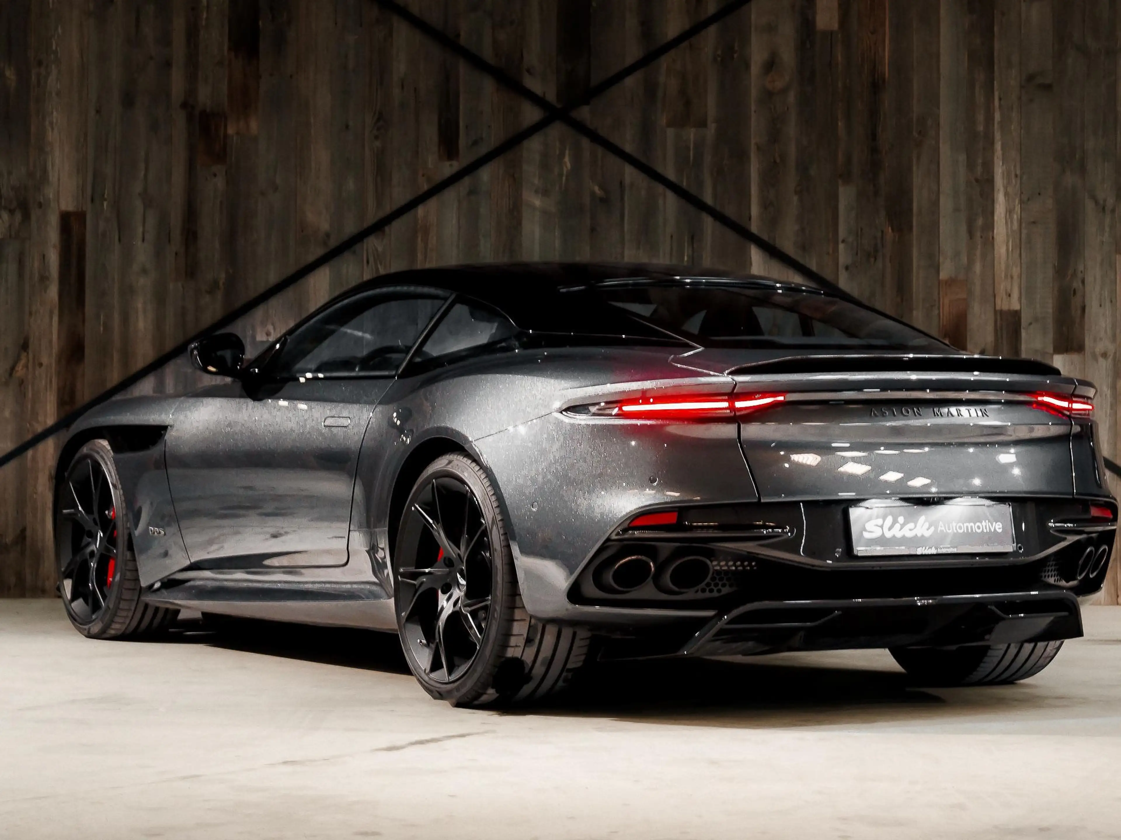 Aston Martin DBS Superleggera — photo 2