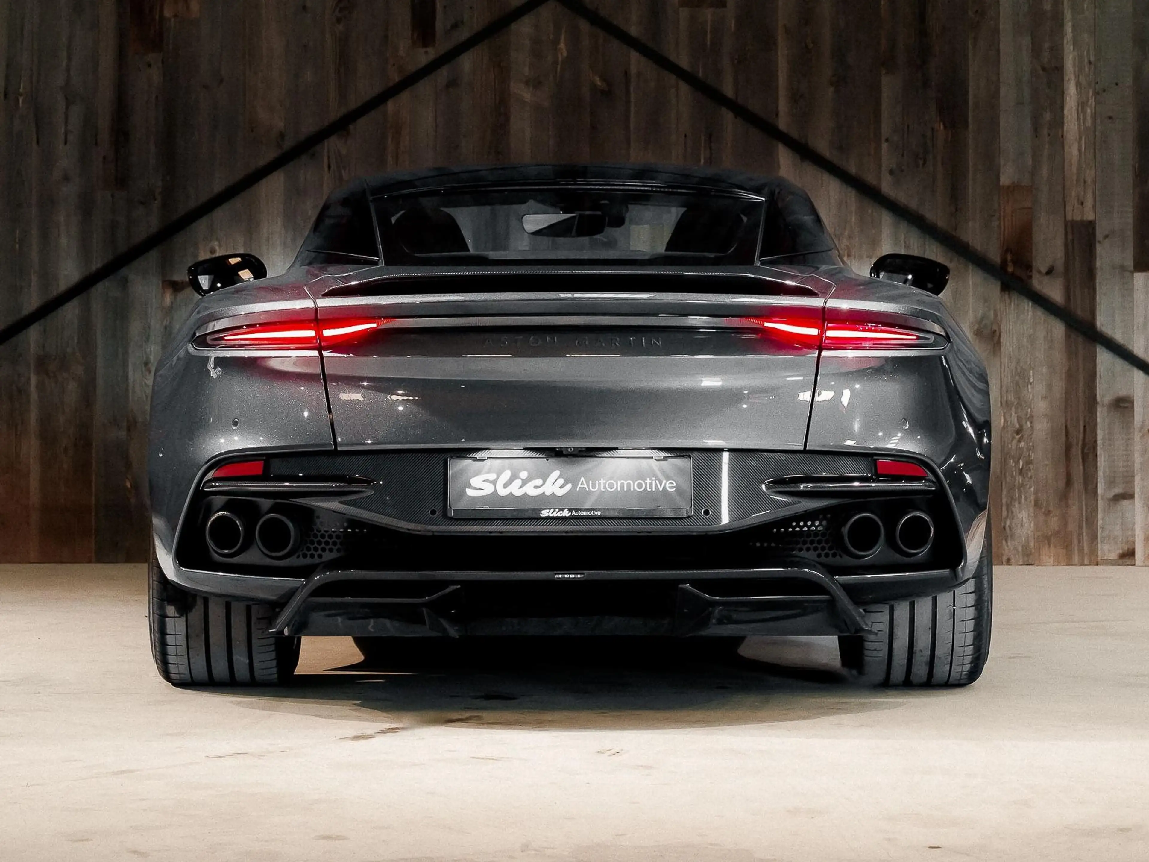Aston Martin DBS Superleggera — photo 3