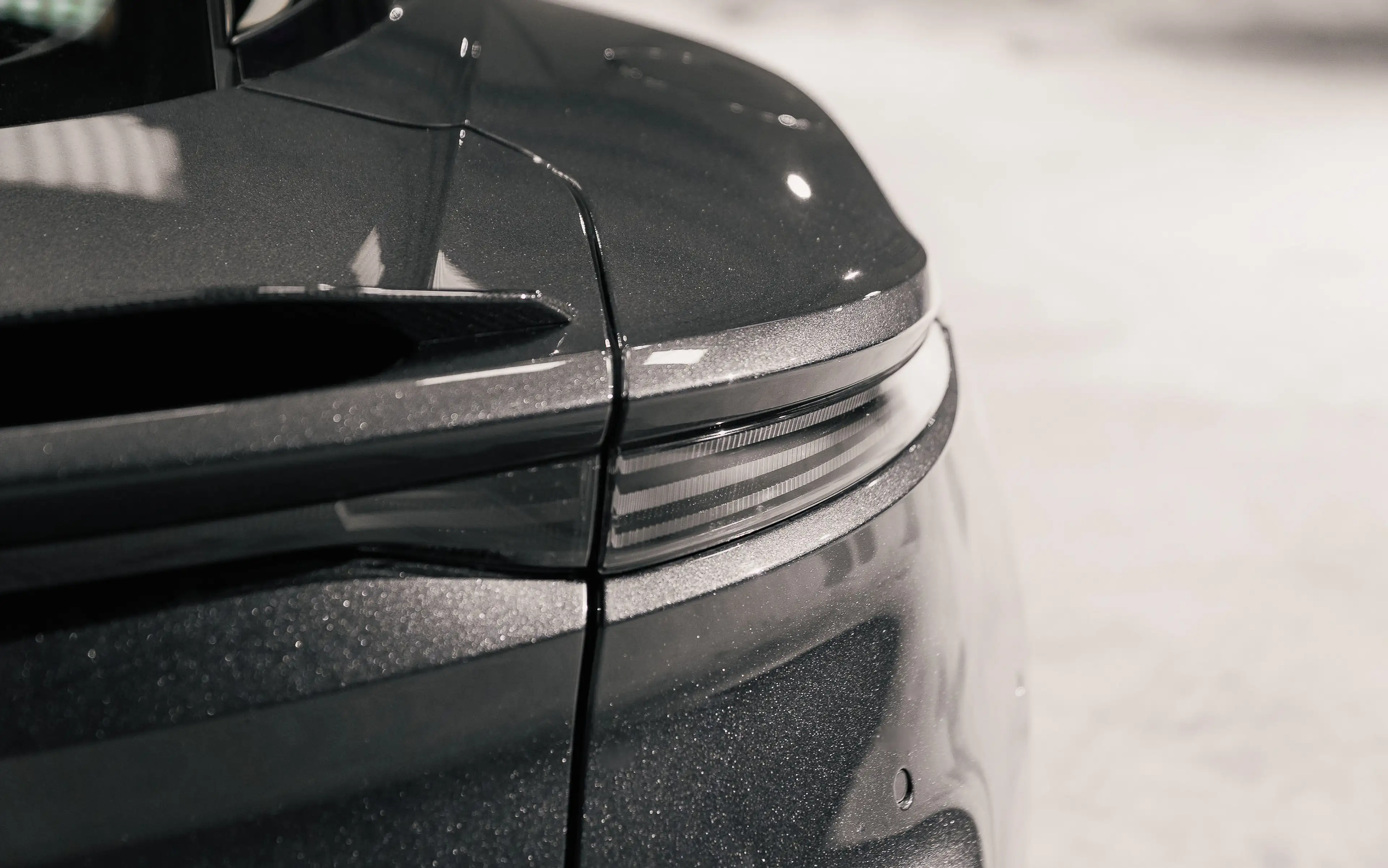 Aston Martin DBS Superleggera — photo 14