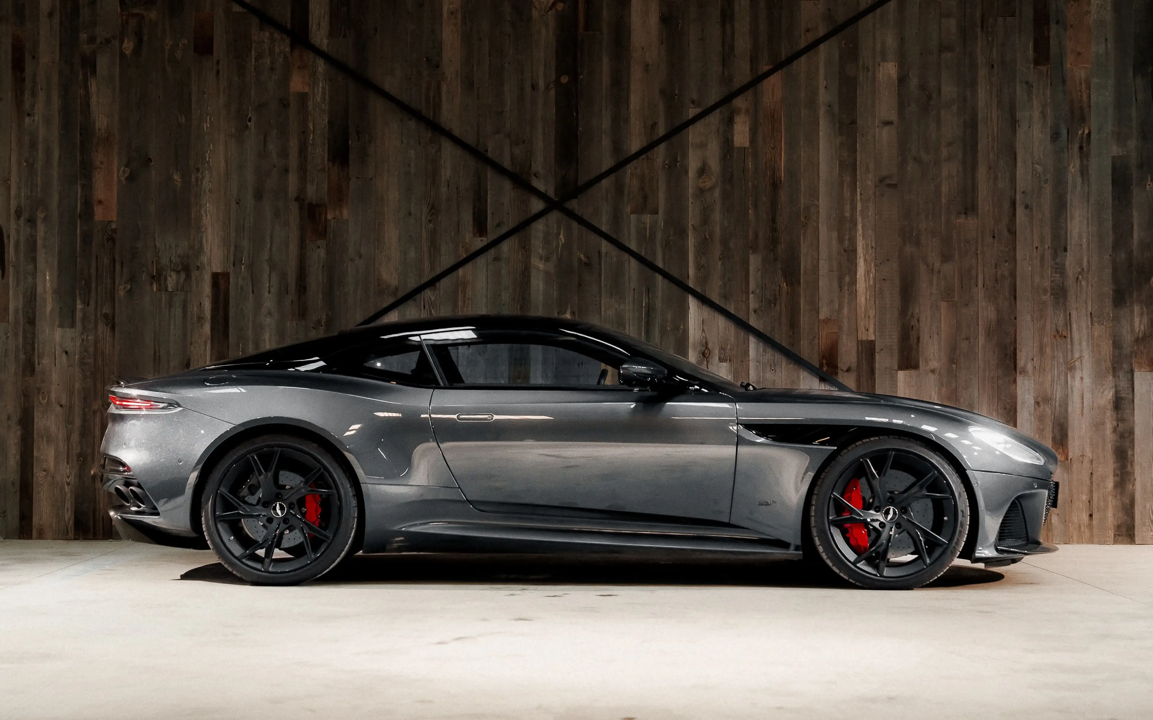 Aston Martin DBS Superleggera — photo 5