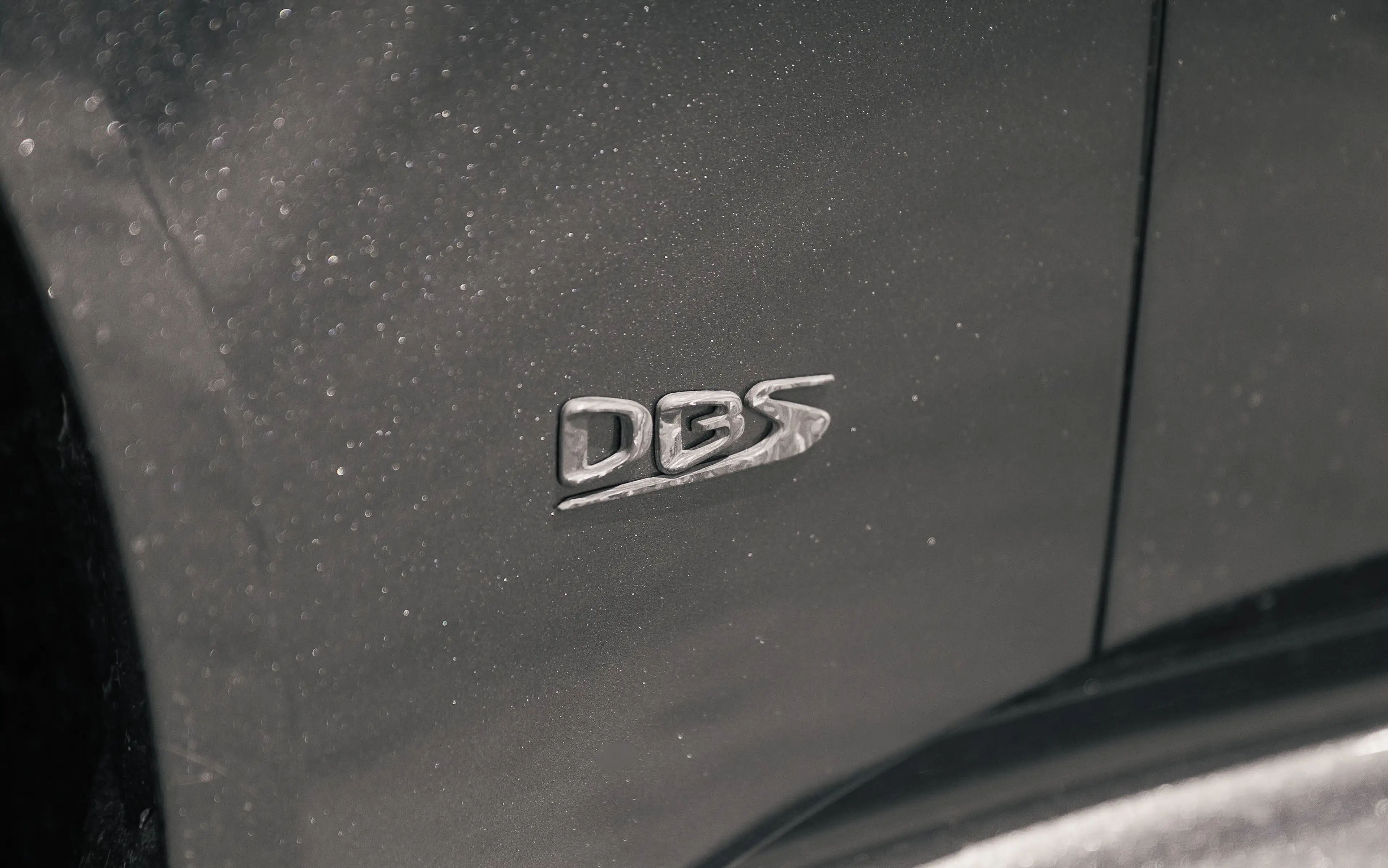 Aston Martin DBS Superleggera — photo 12