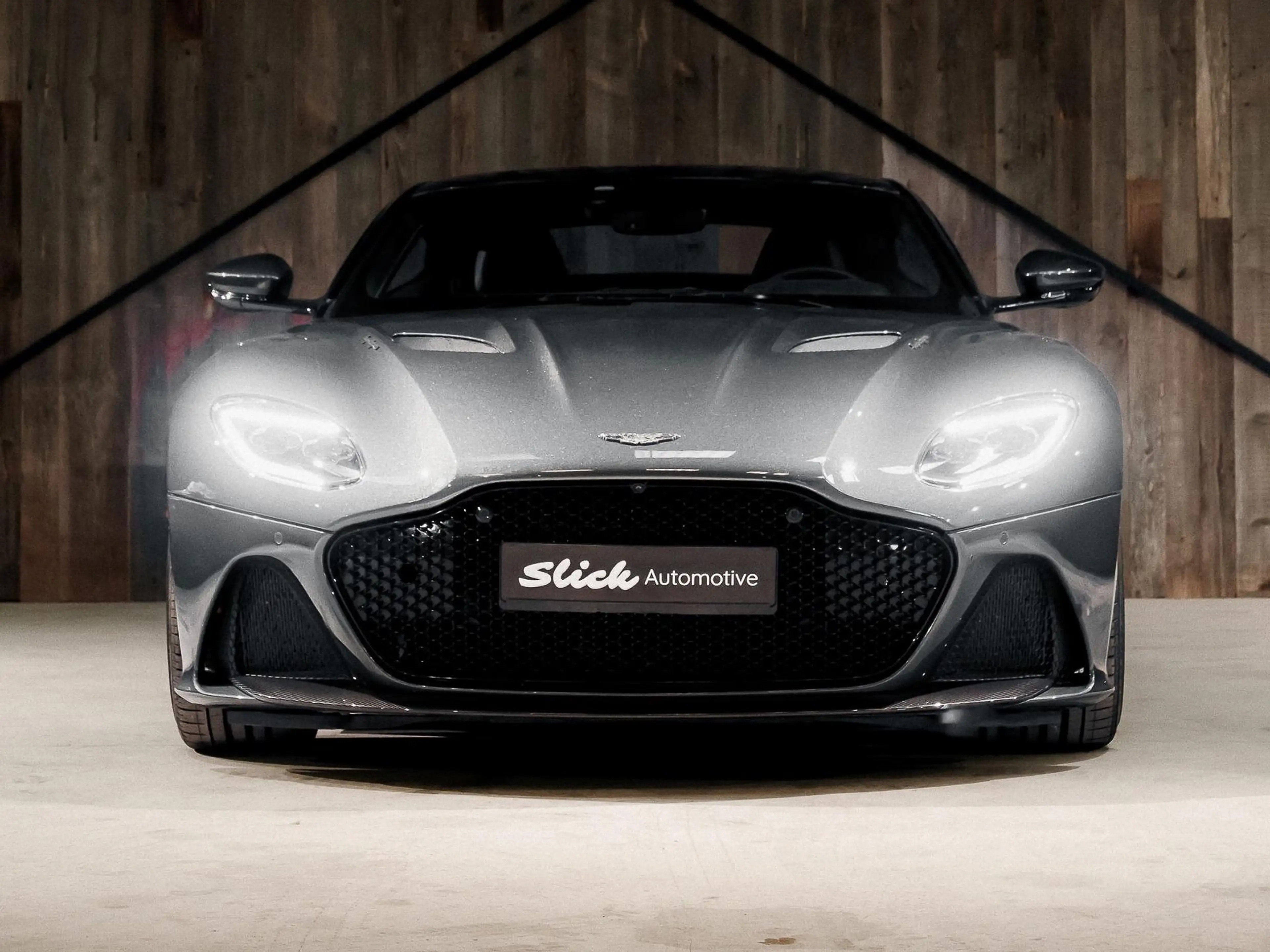 Aston Martin DBS Superleggera — photo 7