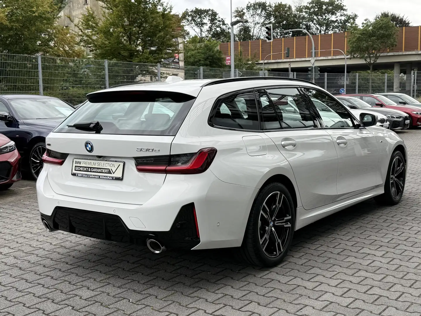 BMW 330 e xDrive Touring M Sport //AHK Pano FACELIFT Weiß - 2