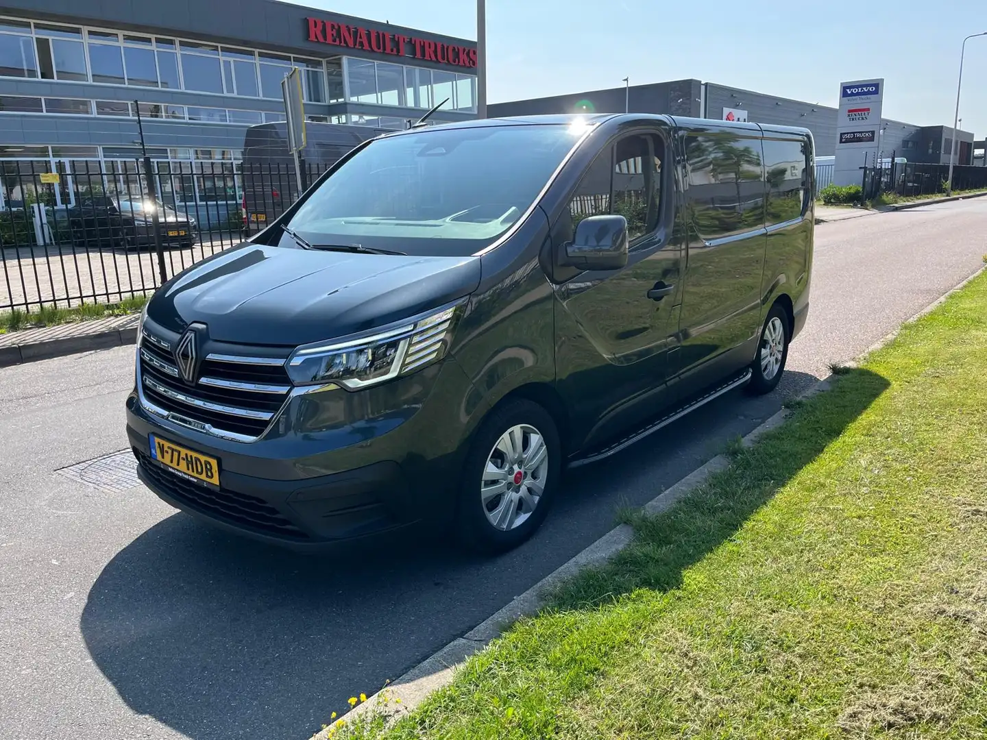 Renault Trafic Red 2.0 CDI, L1 H1, 150 PK, Euro 6, Airco, cruise, Noir - 1