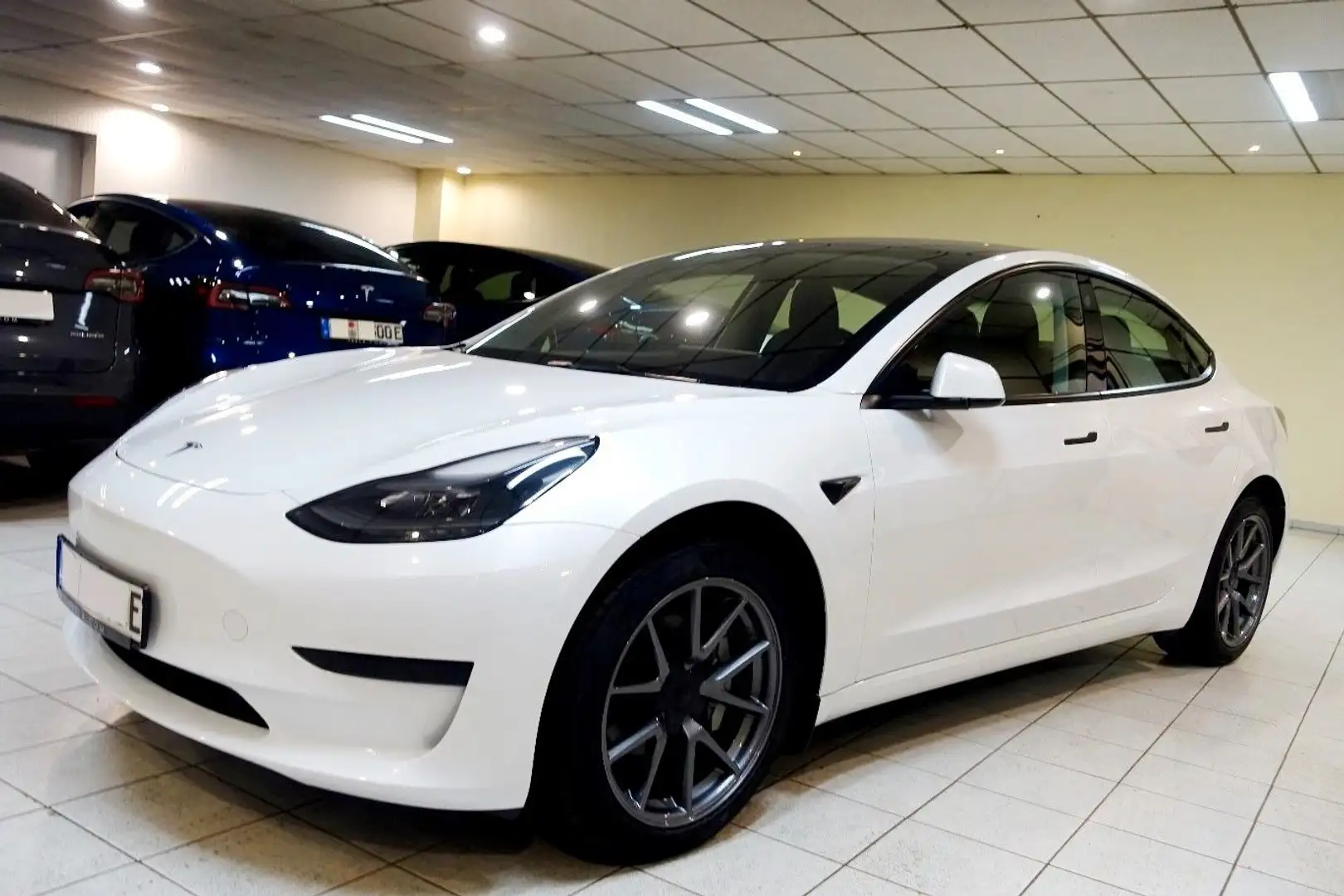 Tesla Model 3 +AHK nahezu neu kaufen auch Tesla an Weiß - 2