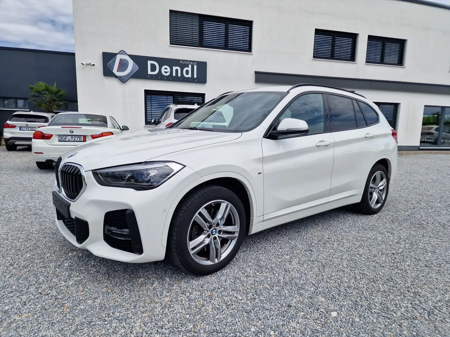 BMW X1 X1 sDrive20i Aut. M Sport *AHK*HUD*Memory Sitze* Weiß - 1