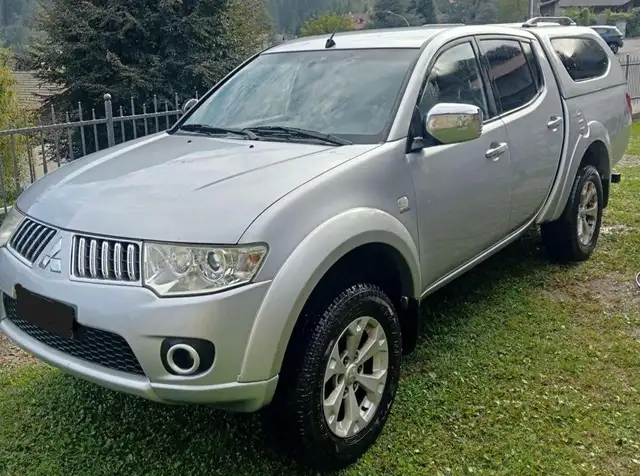 Mitsubishi L200 L200 d.cab 2.5 di-d Intense Plus 178cv