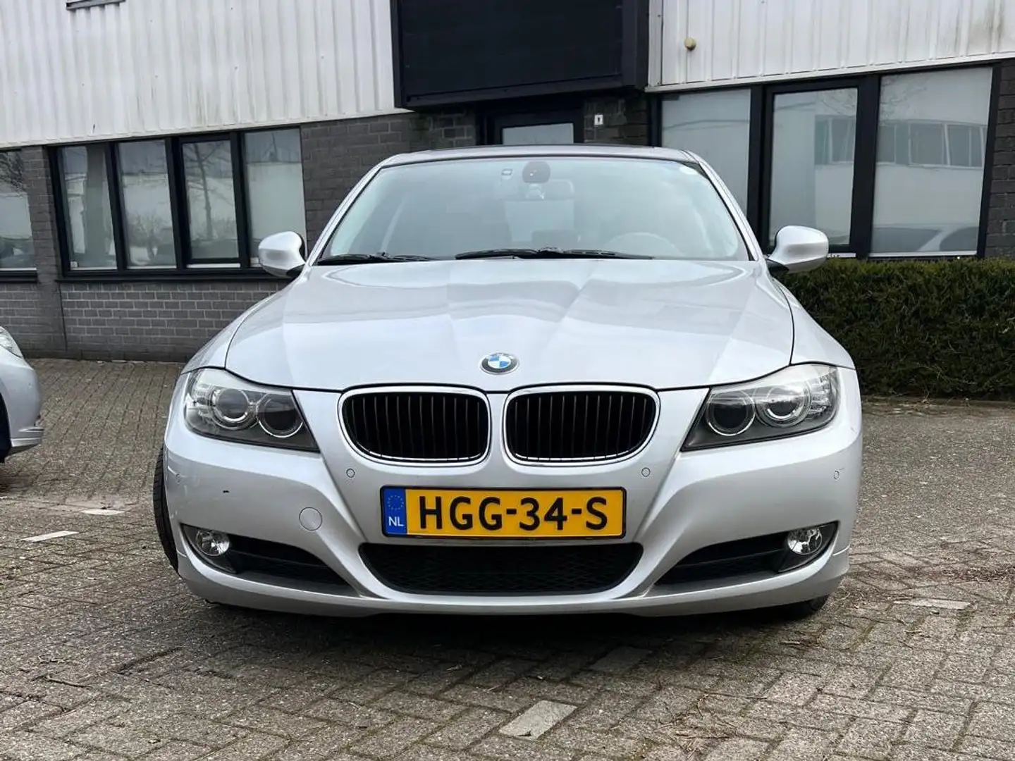 BMW 320 320i siva - 1