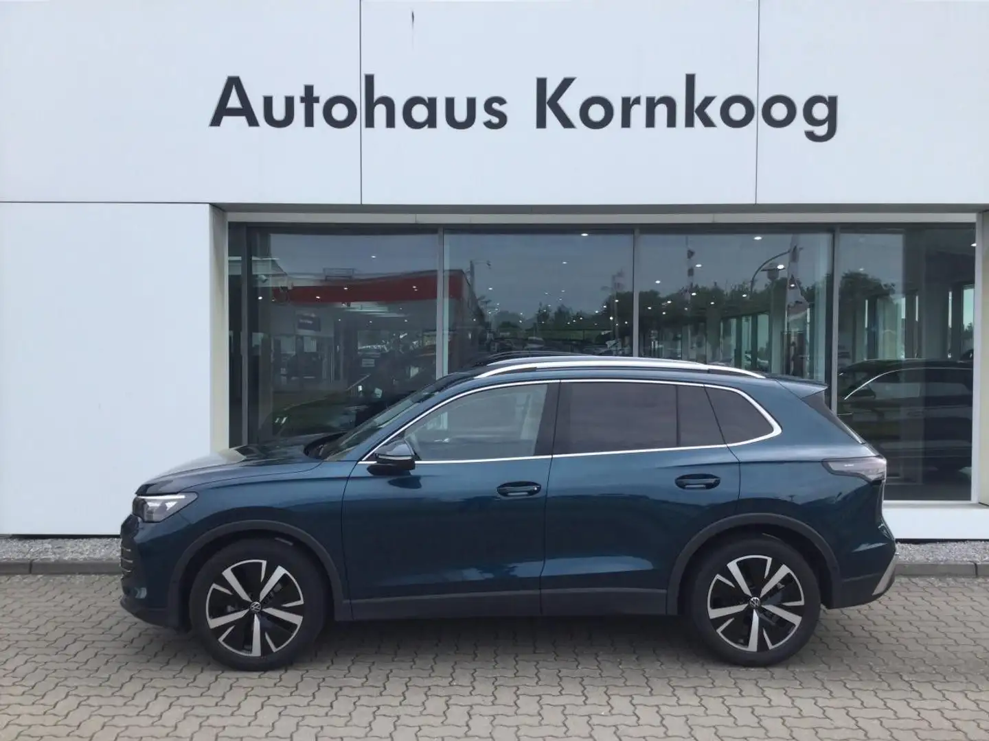 Volkswagen Tiguan 1.5 eTSI DSG Elegance Matrix ACC NAVI AHK Blau - 1