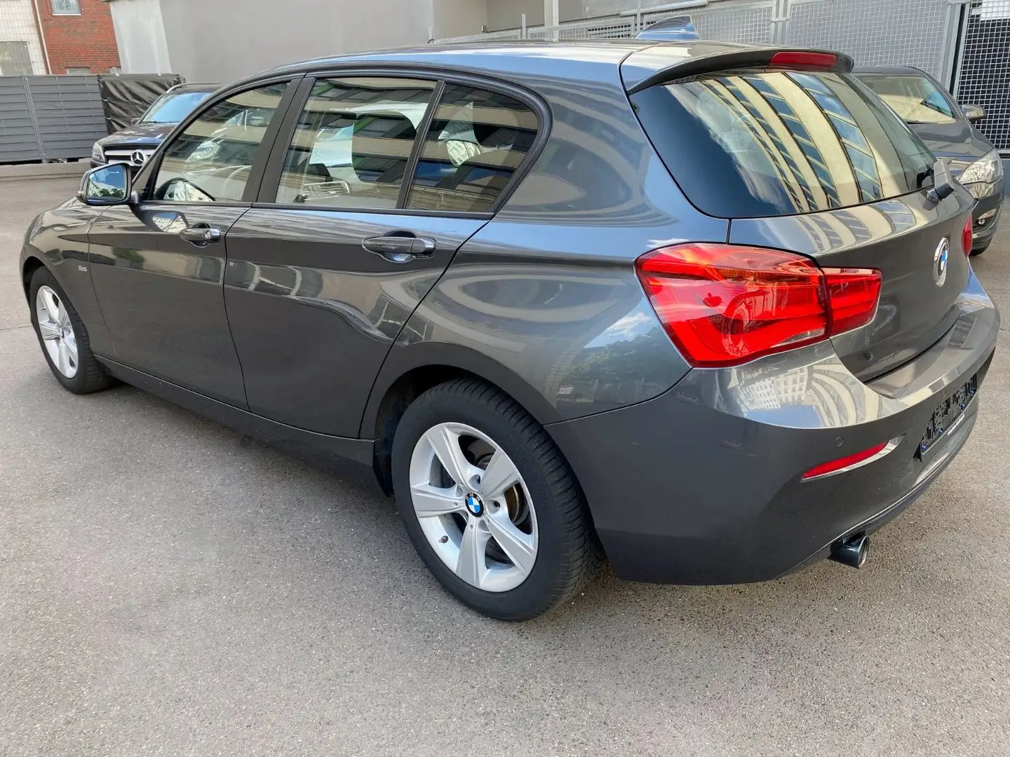 BMW 118 i Sport Line Aut/Navi/SD/LED/2Hd Grijs - 2