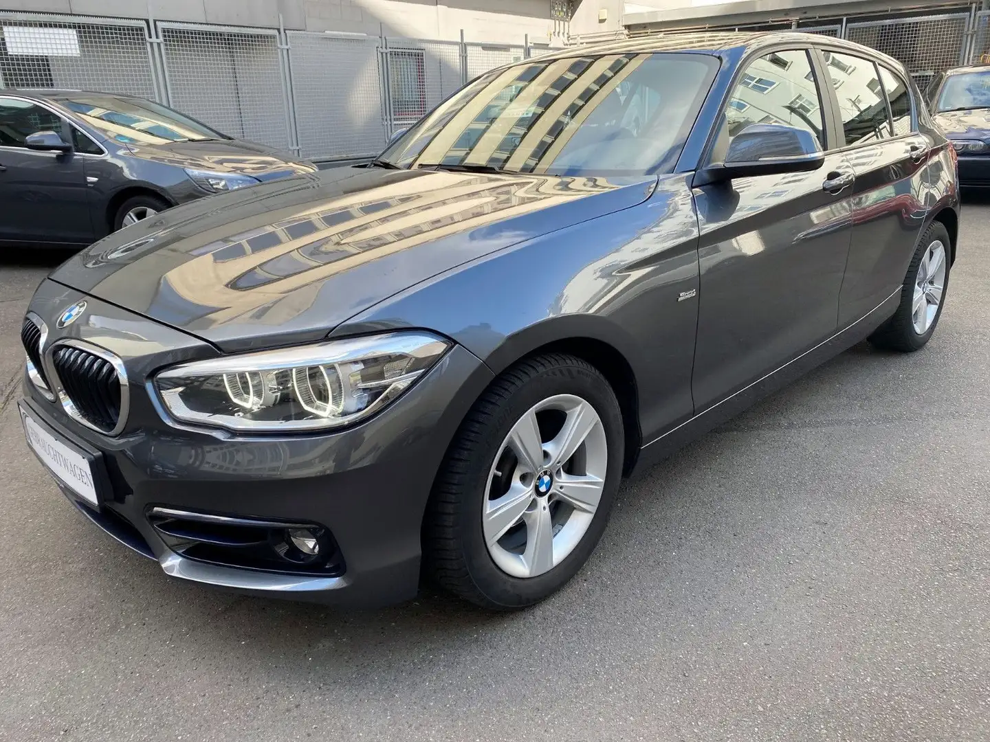 BMW 118 i Sport Line Aut/Navi/SD/LED/2Hd Grijs - 1