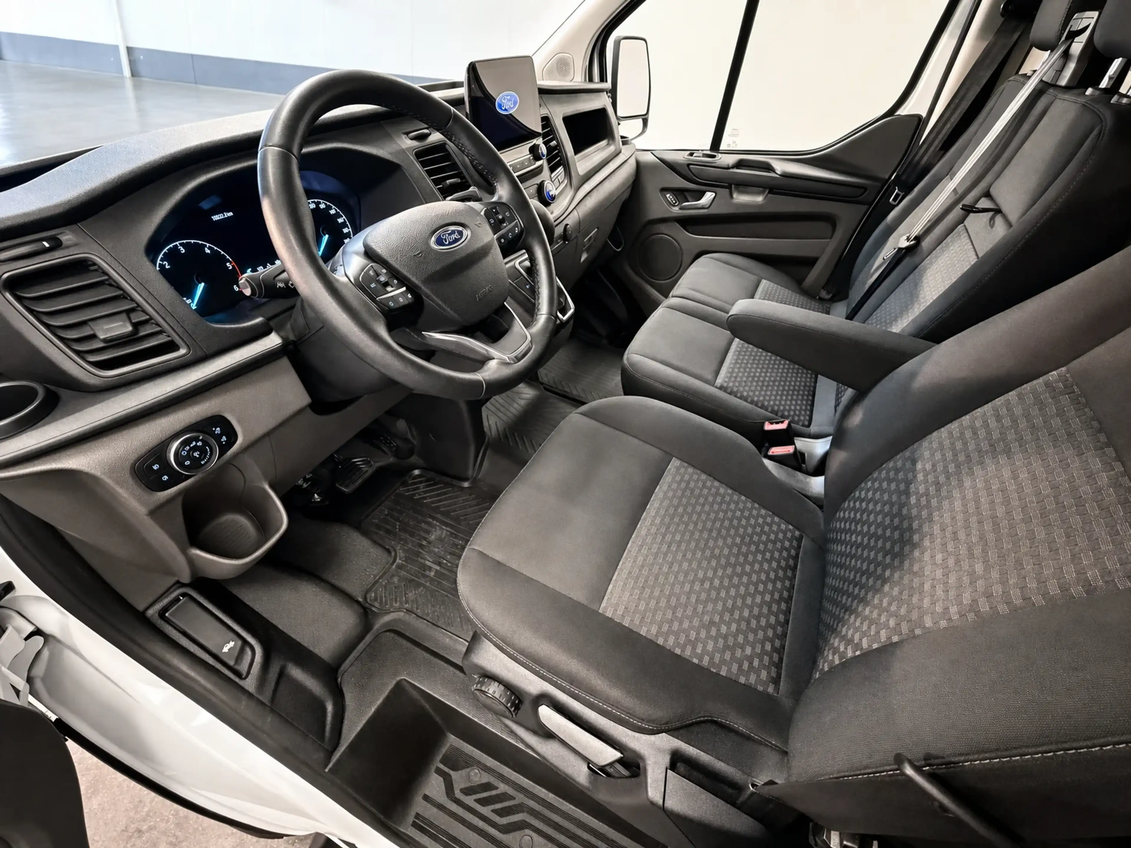 Ford Transit Custom 2.0 — photo 15