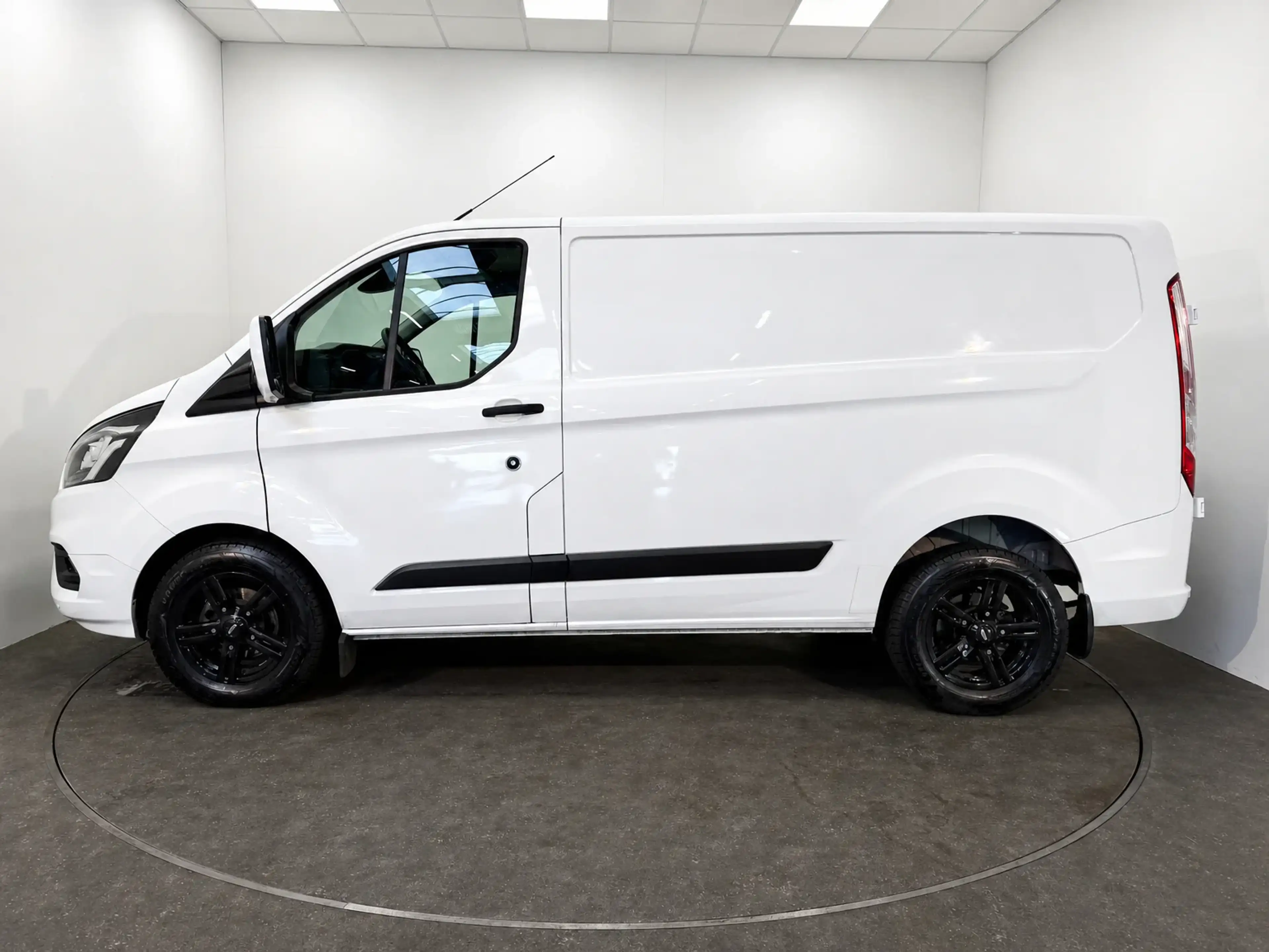 Ford Transit Custom 2.0 — photo 2