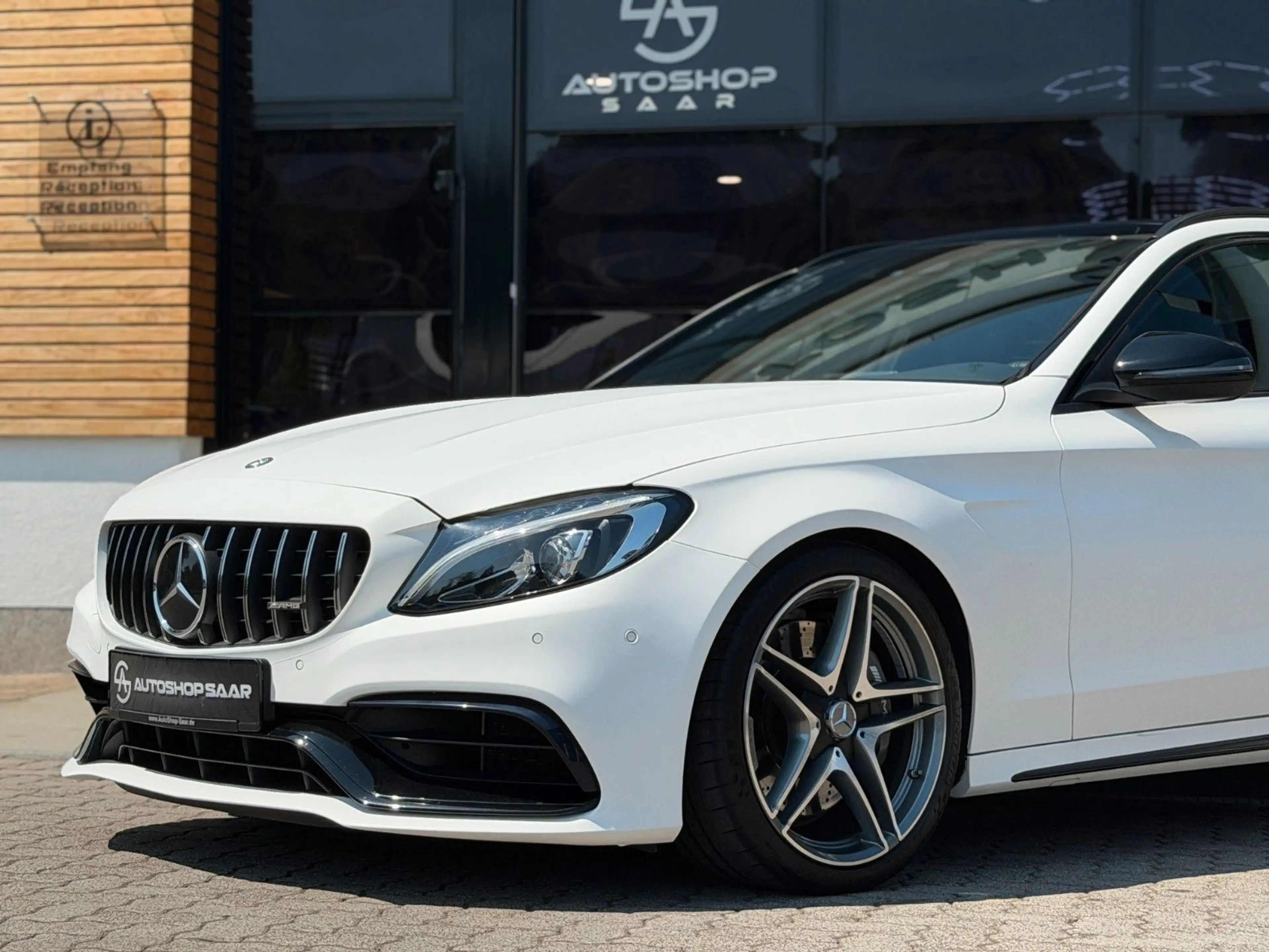 Mercedes-Benz C 63 AMG V8 PANORAMA/BURMESTER — photo 4