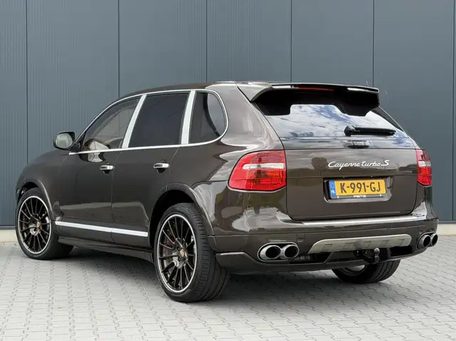 Porsche Cayenne view 3