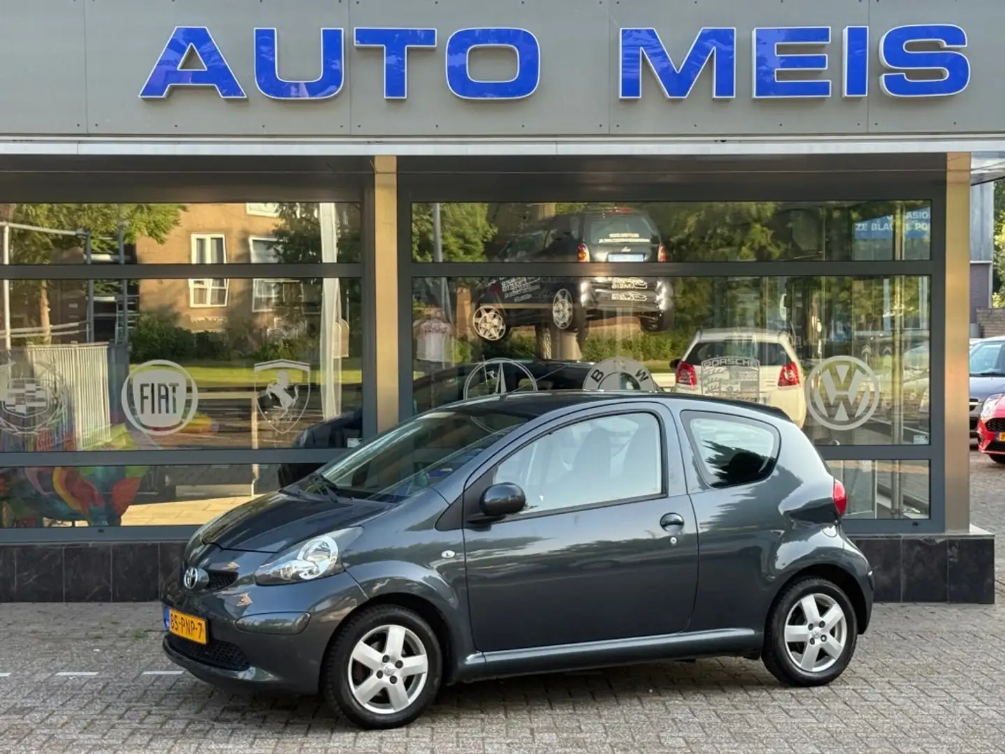 Toyota Aygo 1.0-12V + APK 14-06-2026 Grijs - 1