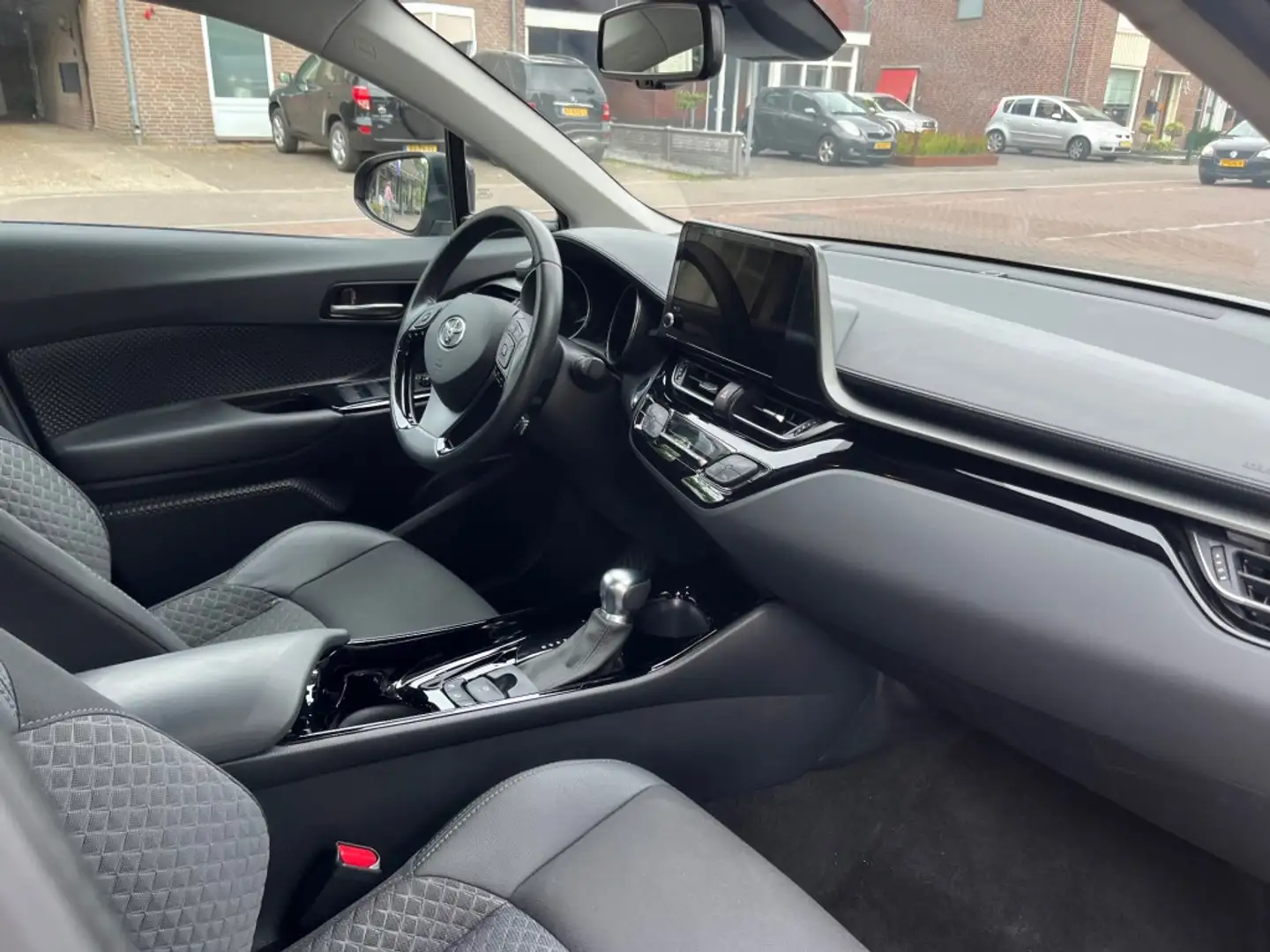 Toyota C-HR 1.8 HYBRID DYNAMIC / CARPLAY / ADAP. CRUISE  / CAM Zwart - 2