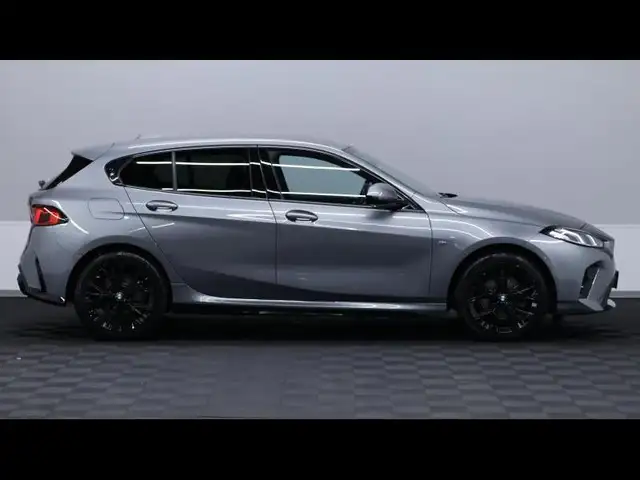 BMW 1 Series view 4