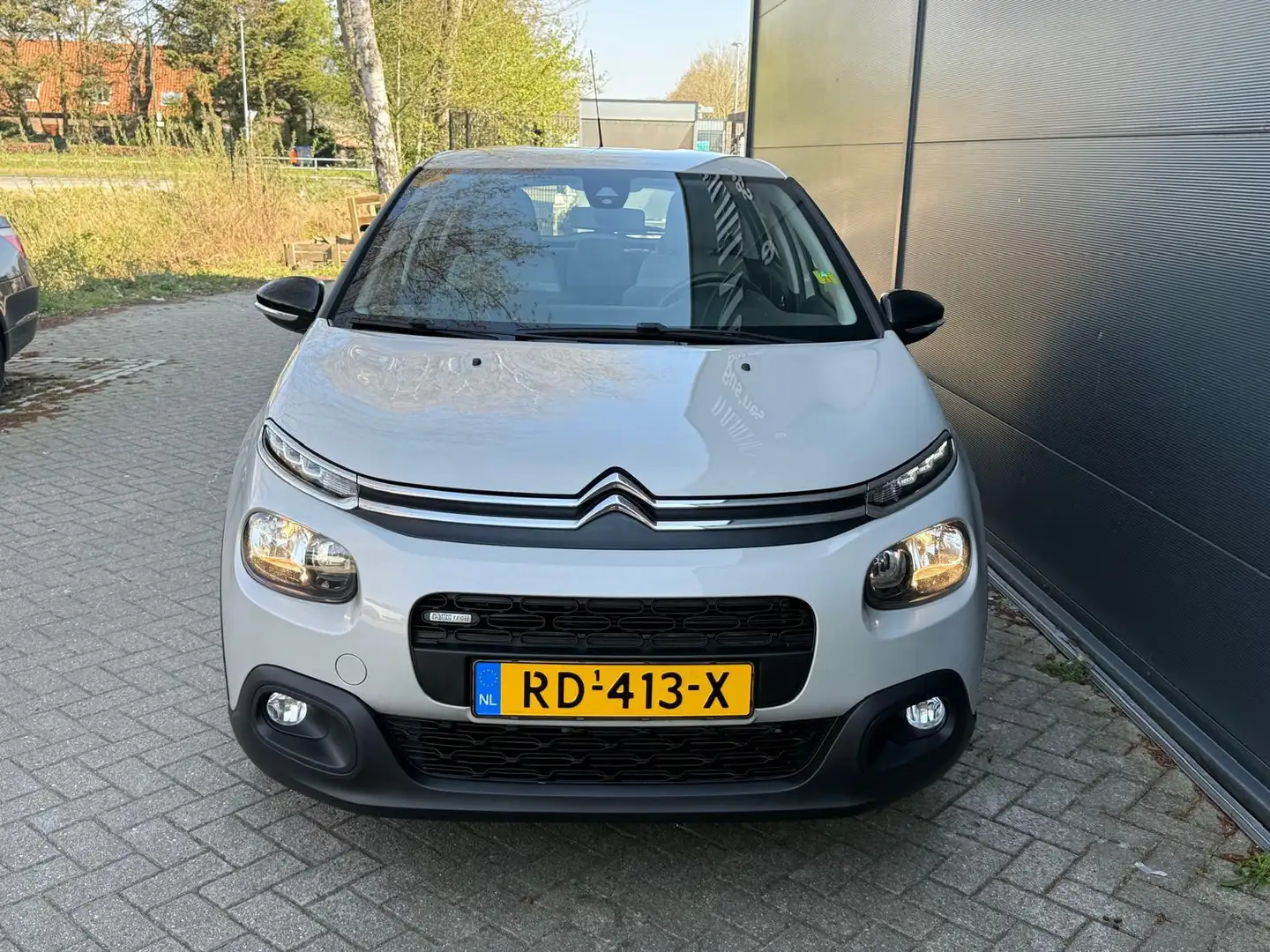 Citroen C3 1.2 PureTech/Airco/Navi/carplay/park sensoren/trek Grau - 2