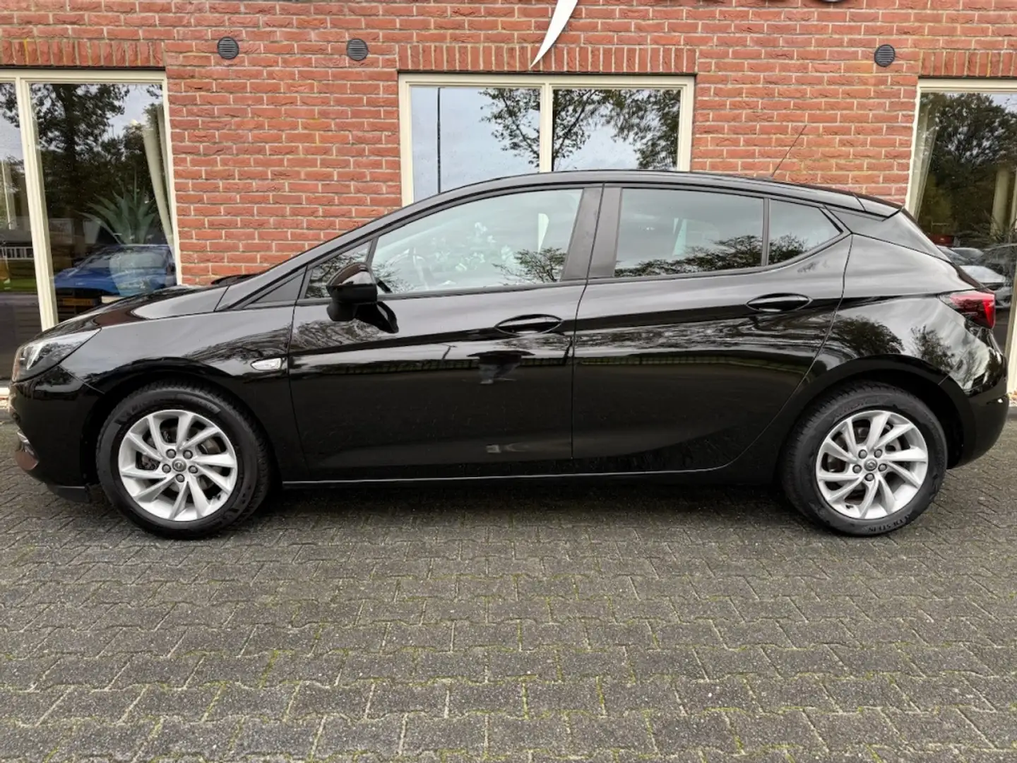 Opel Astra 1.2 Edition 131 PK SPORTSTOEL / CAMERA / 2X PDC / Schwarz - 2