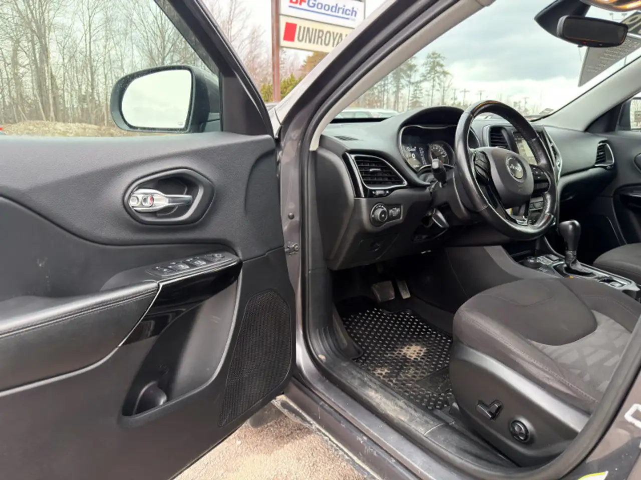 Jeep Cherokee снимка Jeep Cherokee