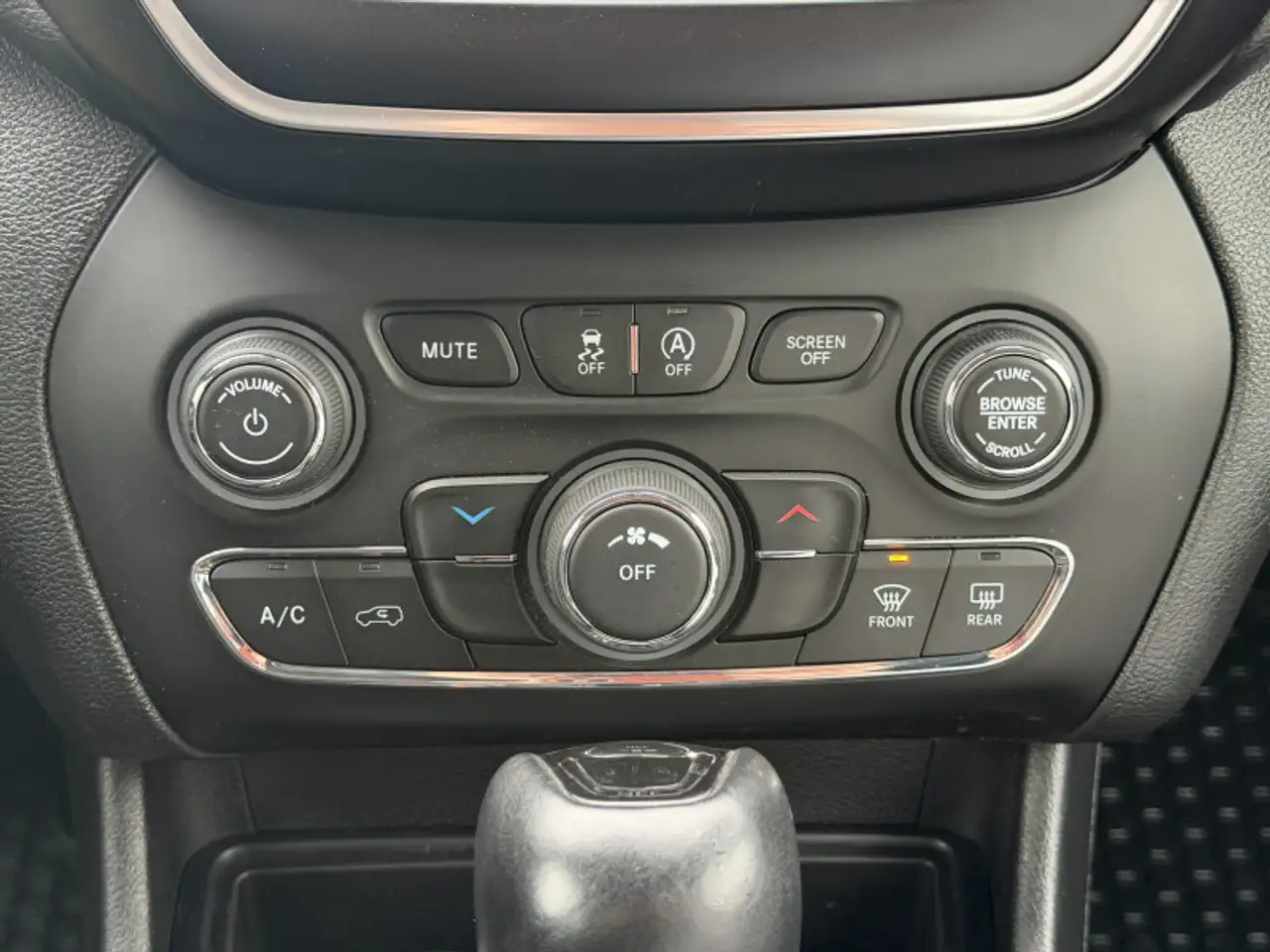 Jeep Cherokee снимка Jeep Cherokee