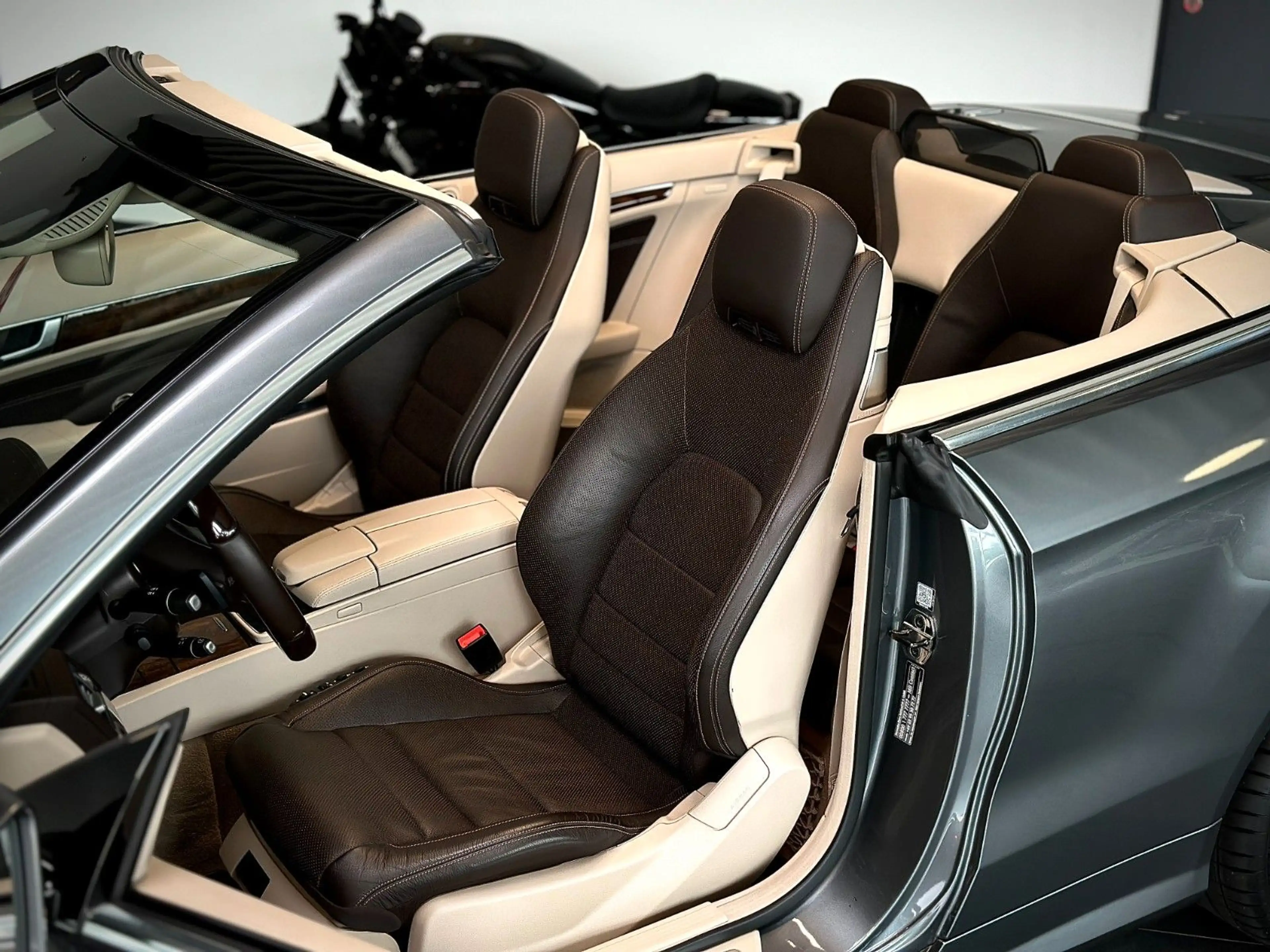 Mercedes-Benz E 350 d Cabrio AMG*1.Hand*Car Play*H&K*360°Kamer — photo 4