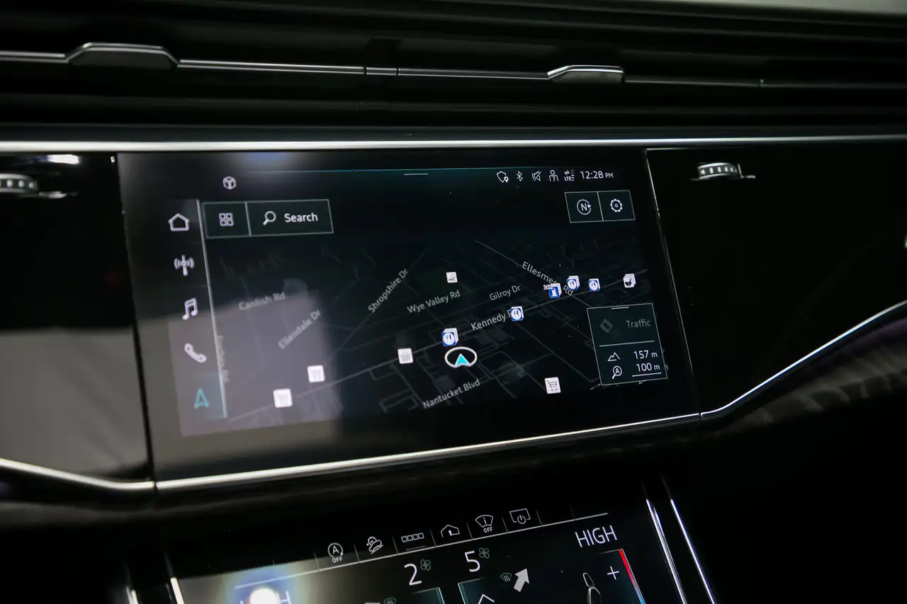 Audi Q8 снимка Audi Q8