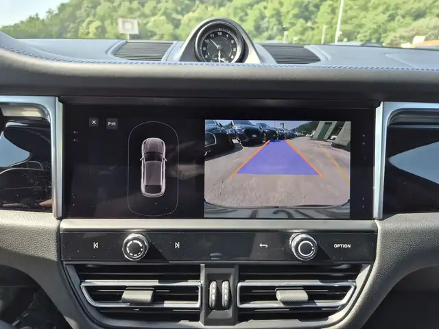 Porsche Macan view 15
