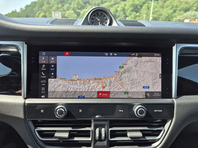 Porsche Macan view 11