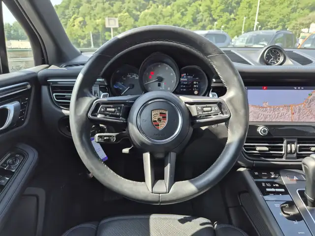 Porsche Macan view 19