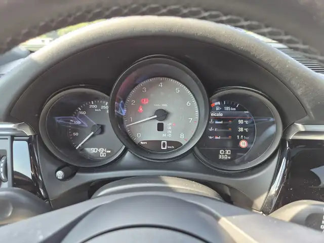 Porsche Macan view 14