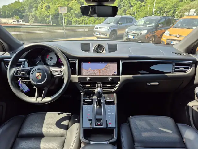 Porsche Macan view 8