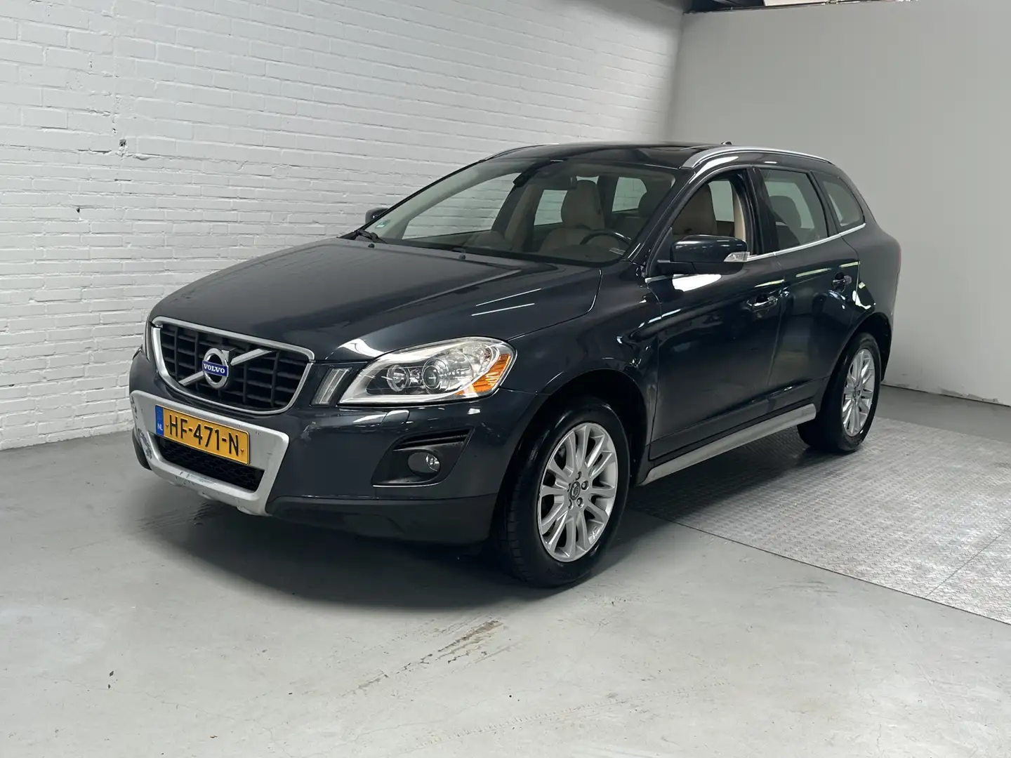 Volvo XC60 2.4D AWD Summum Clima / Crise /Trekhaak / Pano Grijs - 1