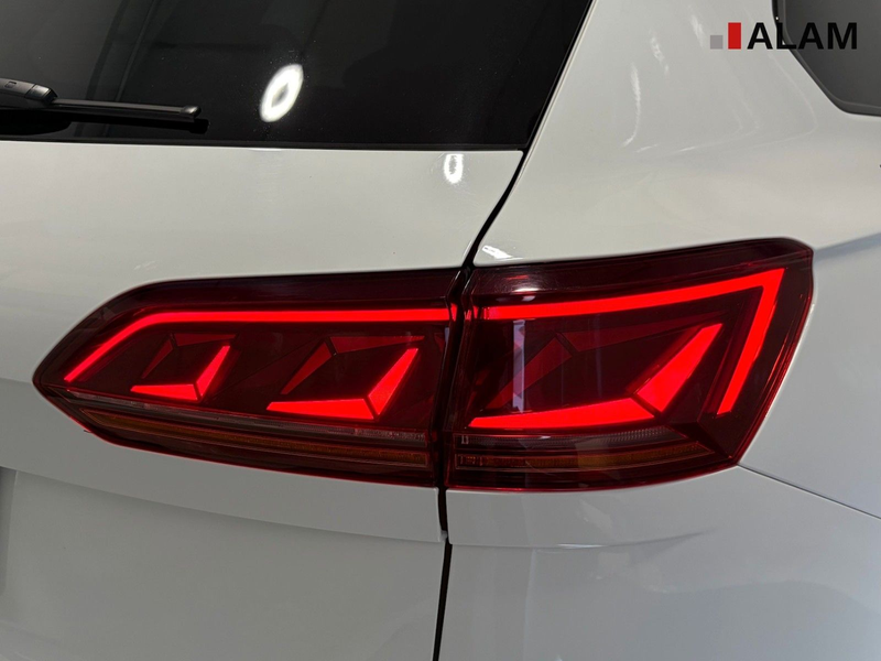 Volkswagen Touareg R-Line 4Motion ACC Lane Matrix RFK Side — photo 10