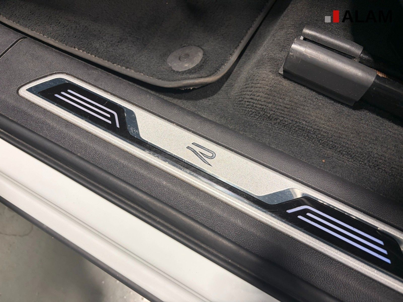 Volkswagen Touareg R-Line 4Motion ACC Lane Matrix RFK Side — photo 12