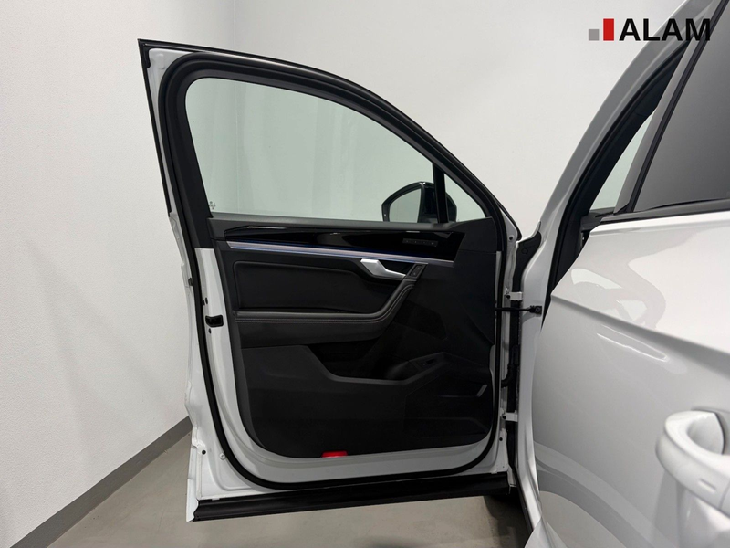 Volkswagen Touareg R-Line 4Motion ACC Lane Matrix RFK Side — photo 11