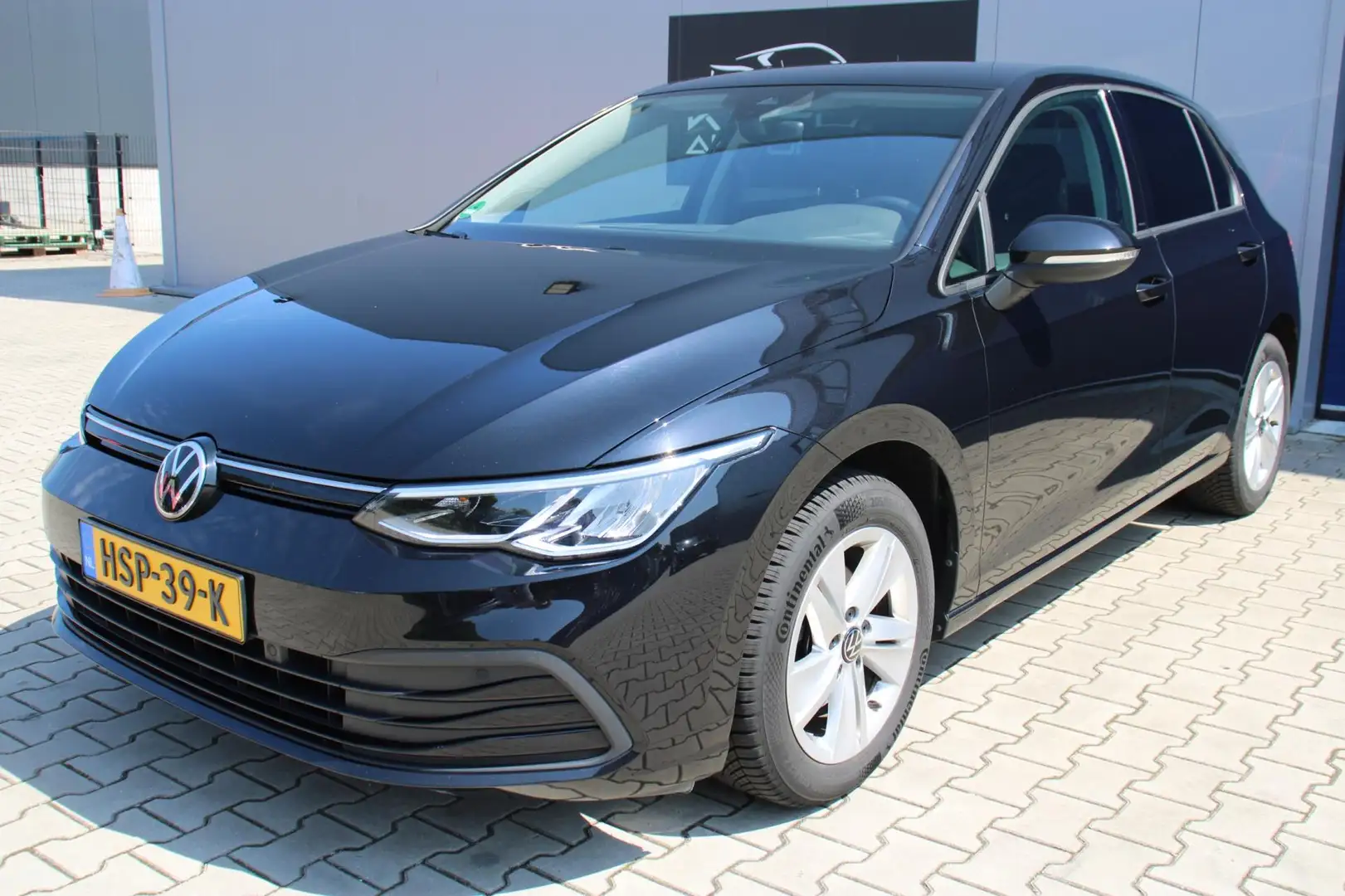 Volkswagen Golf 1.0 TSI Life Stuurverw CarPlay Virtual PDC BTW Gar Zwart - 2