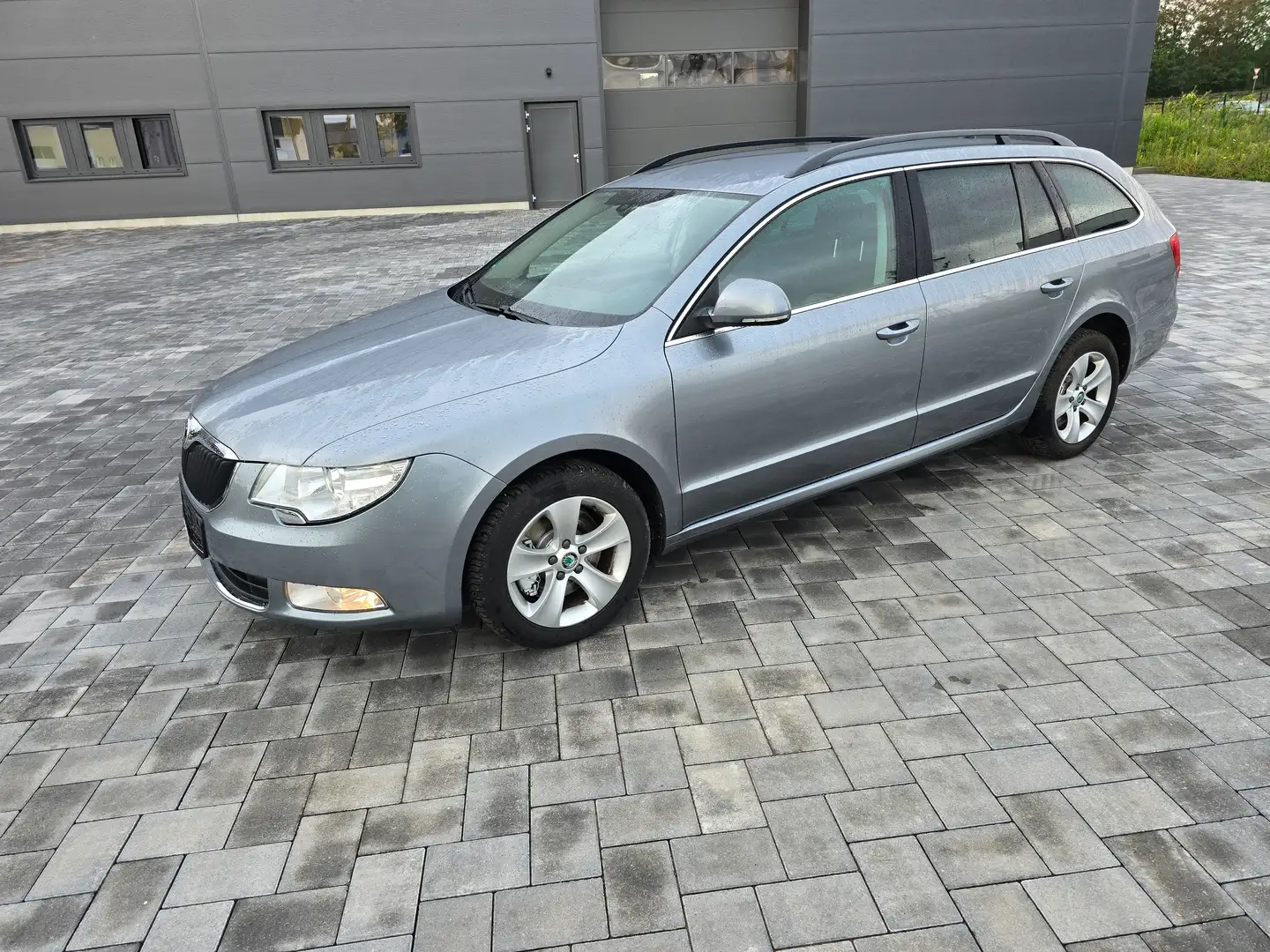 Skoda Superb Superb II Combi Diesel Combi 2.0 TDI Ambition Šedá - 1