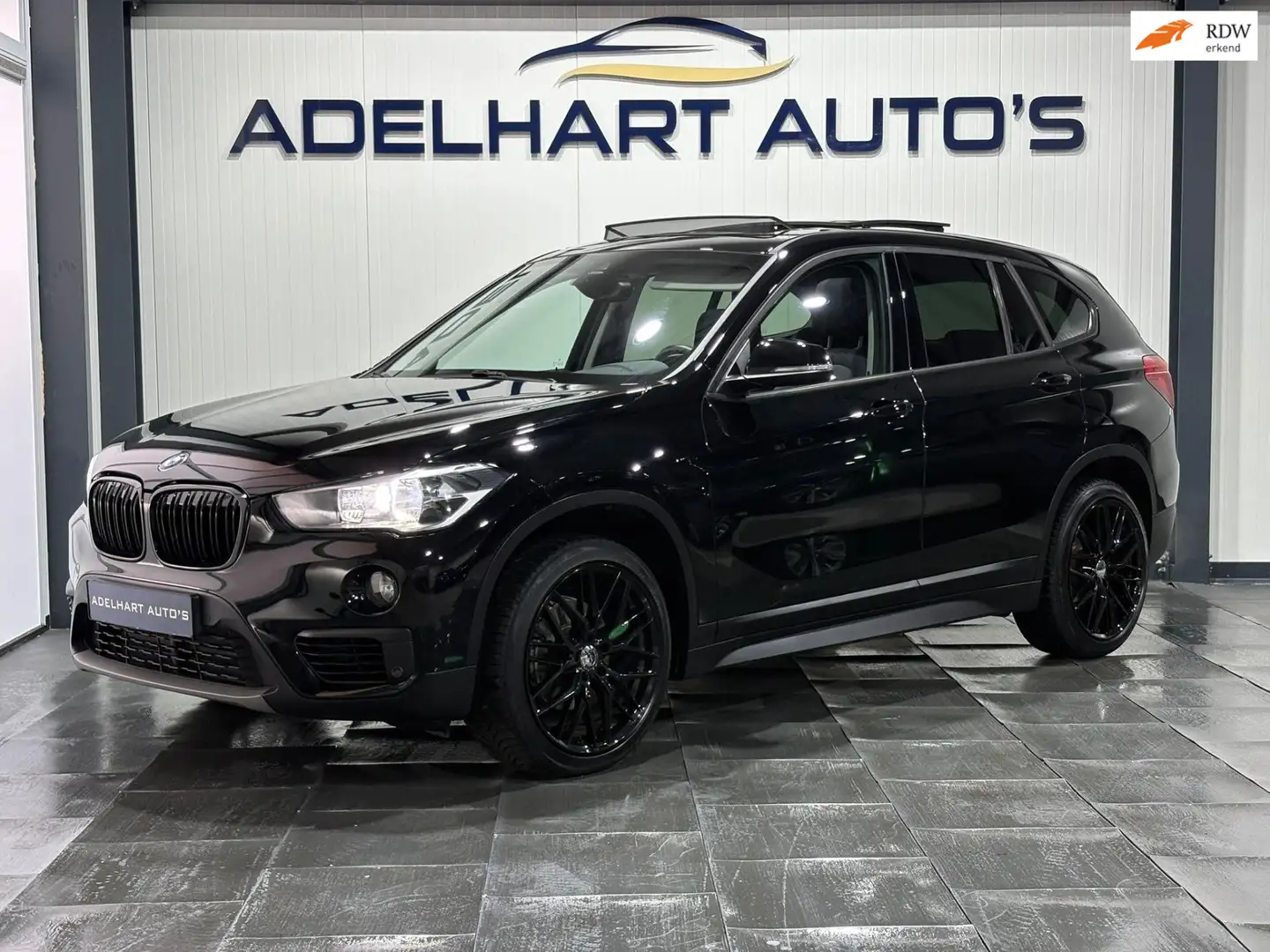 BMW X1 SDrive18i Executive / Panorama dak / Navigatie ful Zwart - 1