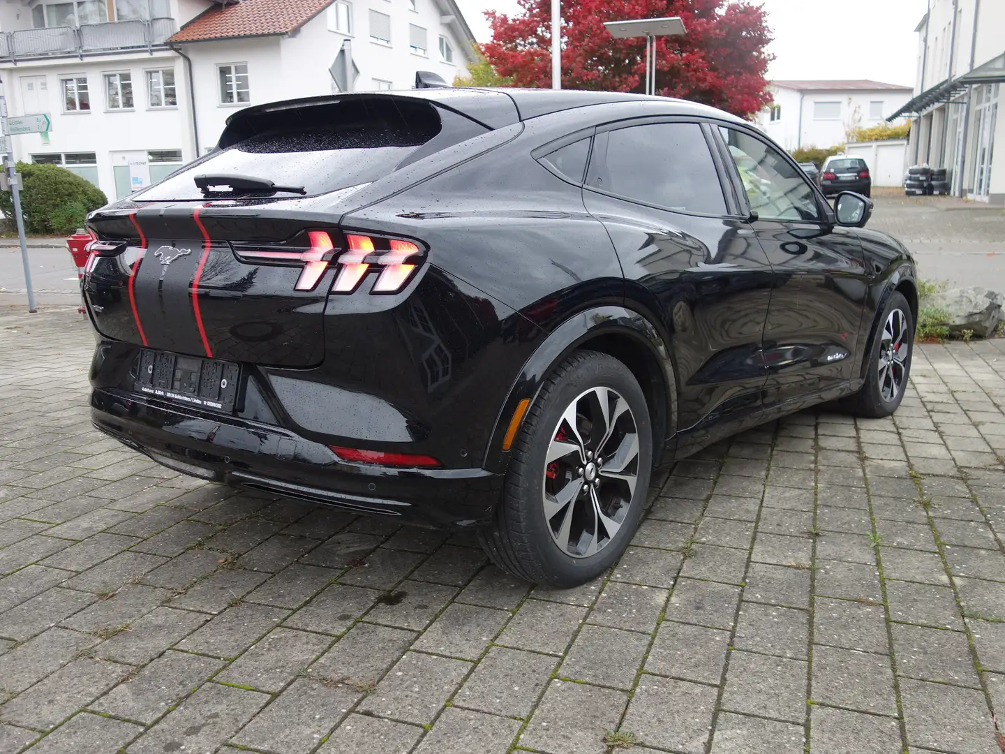 Ford Mustang Mach-E Basis AWD Schwarz - 2