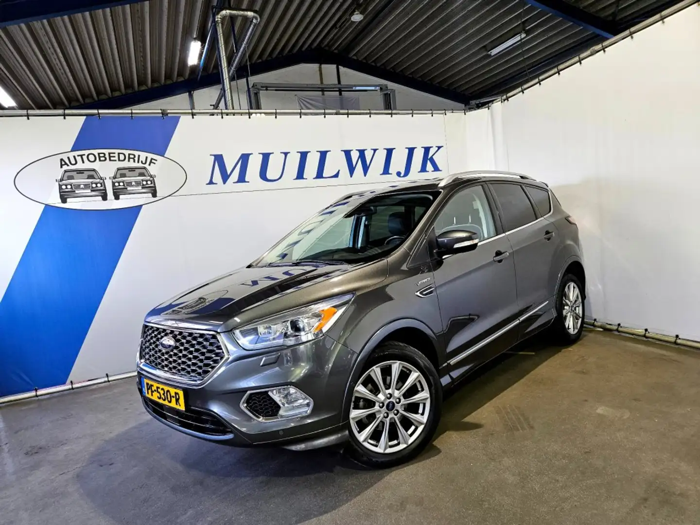 Ford Kuga 1.5 EcoBoost Vignale / Camera / Leder / NL Auto Grijs - 2