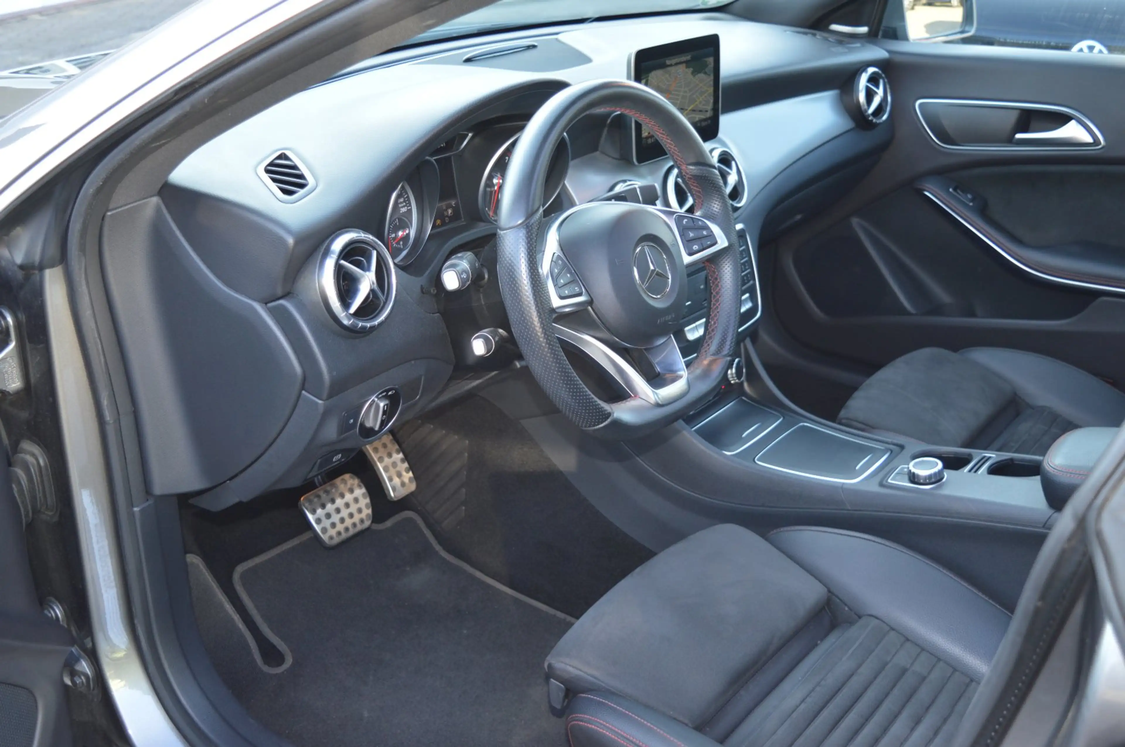 Mercedes-Benz CLA 220 4Matic Coupe 7G-Tronic AMG Line Pano/LED/Navi/Soun — photo 2