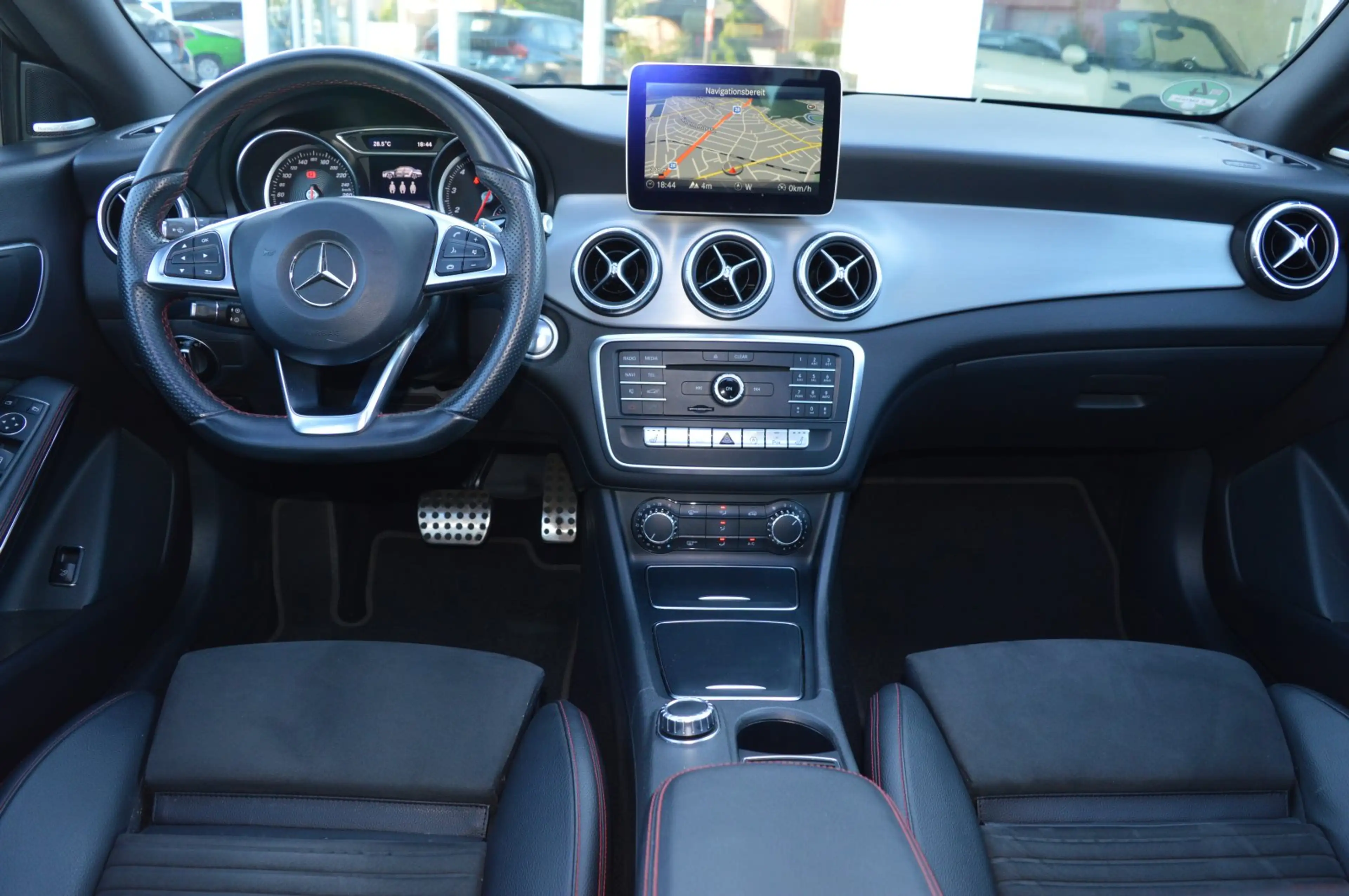 Mercedes-Benz CLA 220 4Matic Coupe 7G-Tronic AMG Line Pano/LED/Navi/Soun — photo 5